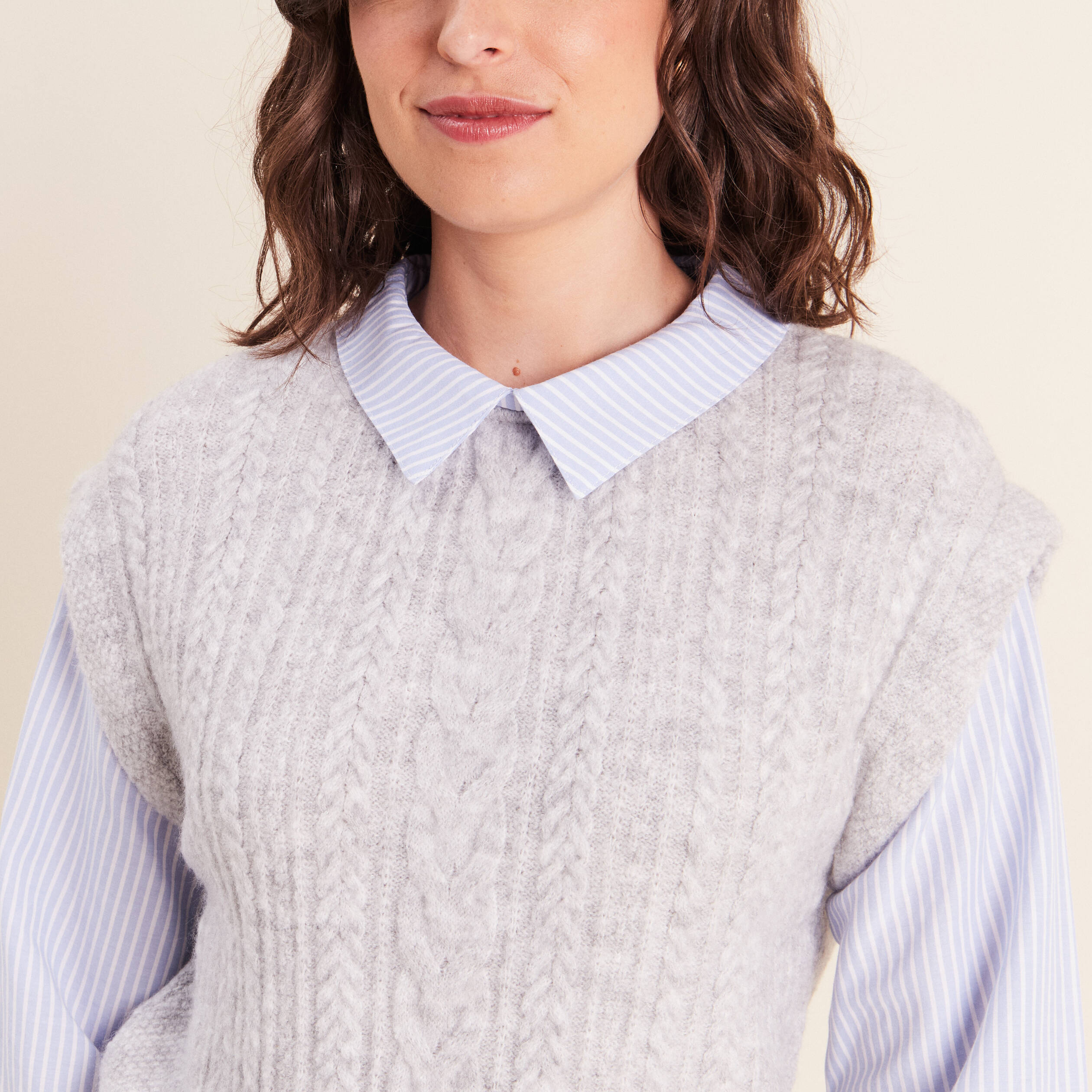 Pull bi-mati&egrave;re col chemise gris clair femme