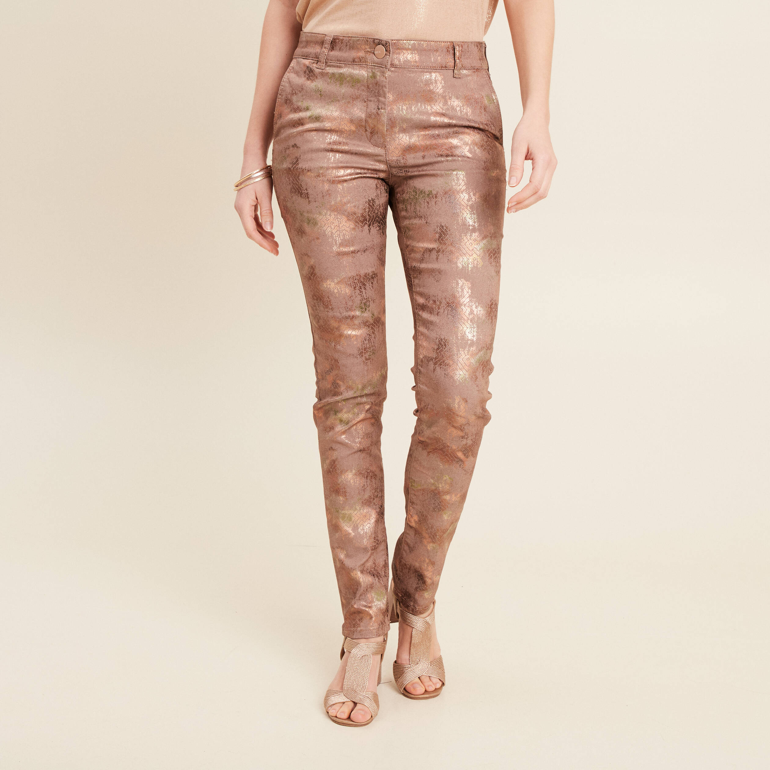 Pantalon ajust&eacute; marron femme