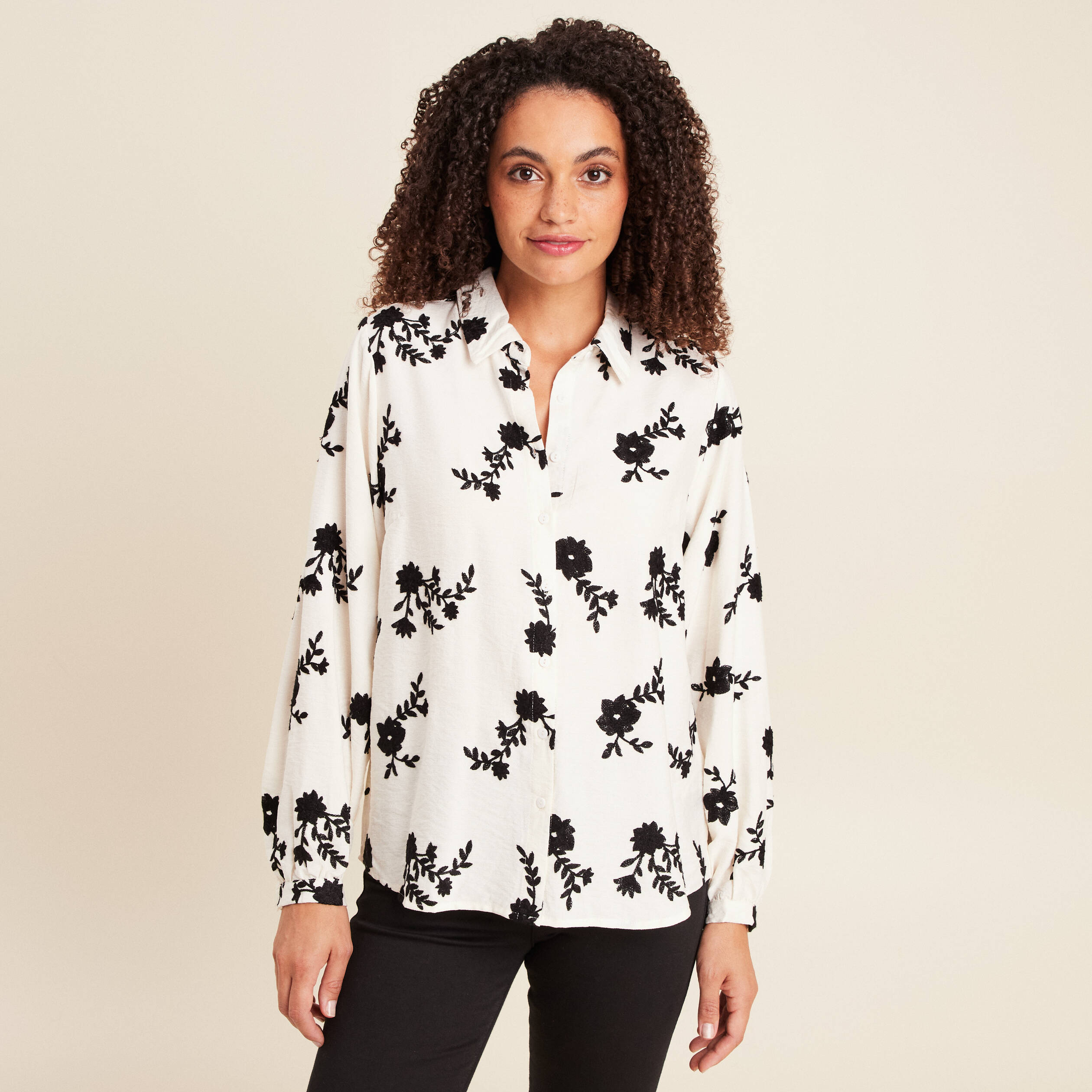 Chemise fluide brod&eacute;e manches longues blanc femme