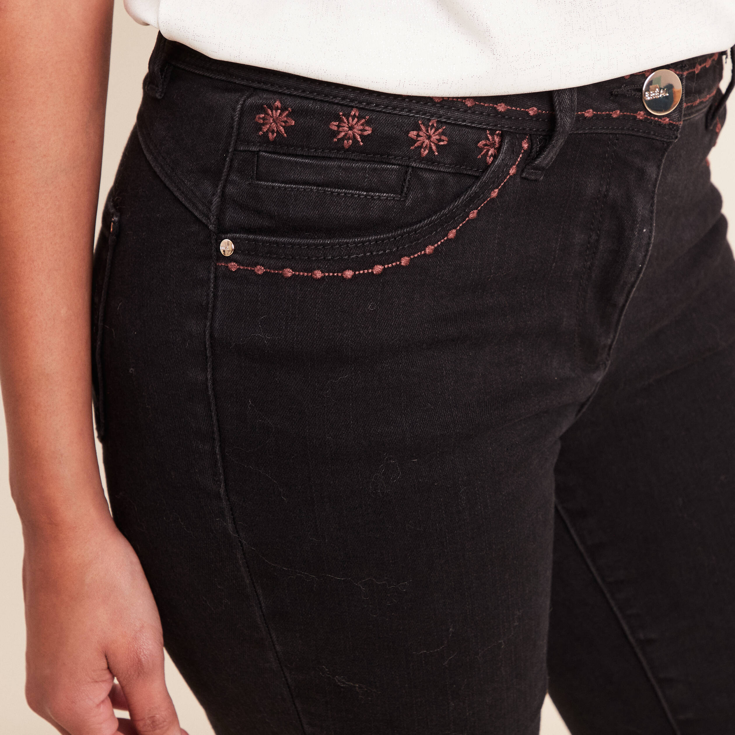 Jean coupe ajust&eacute;e avec broderie noir femme