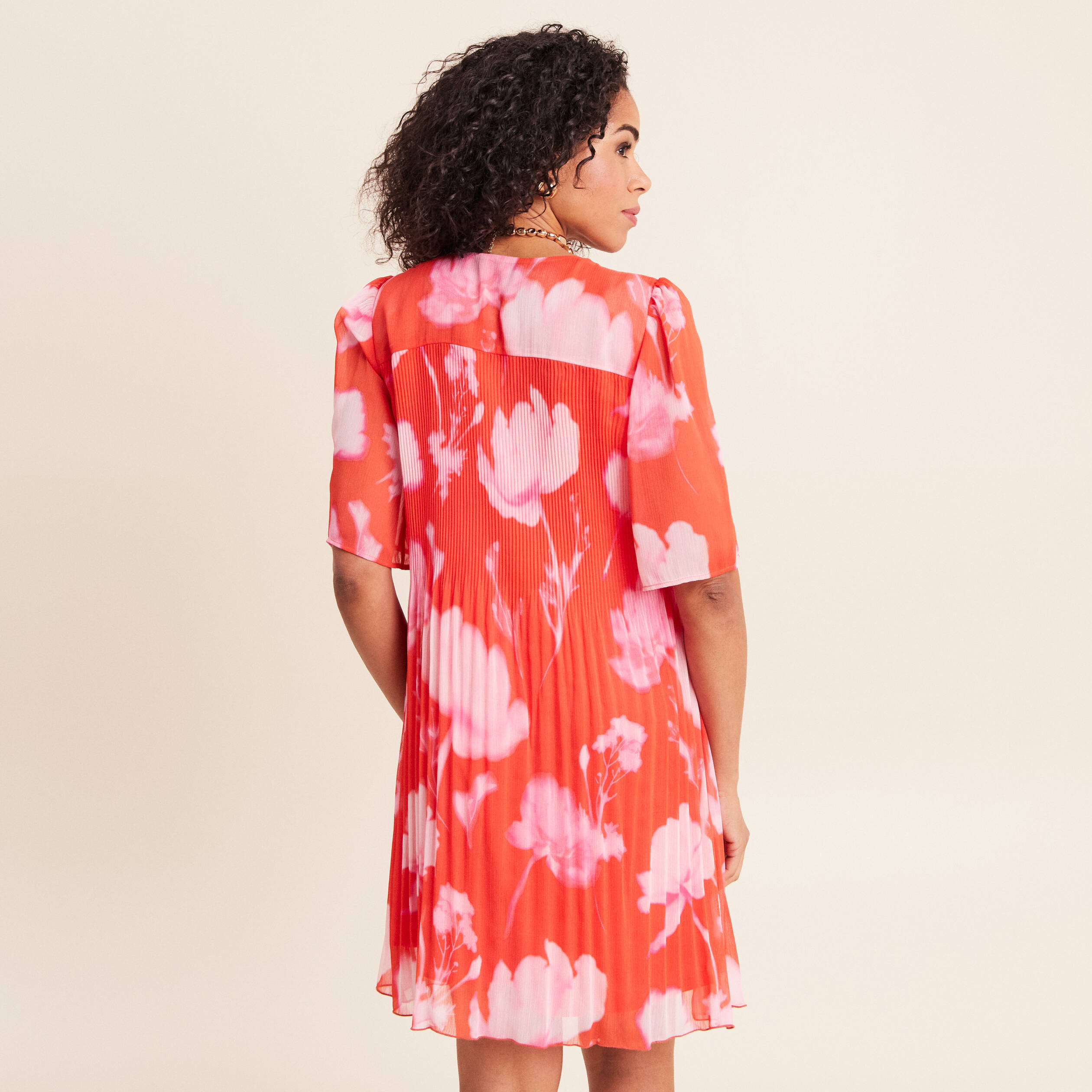 Robe courte &eacute;vas&eacute;e col v manches coudes rouge femme