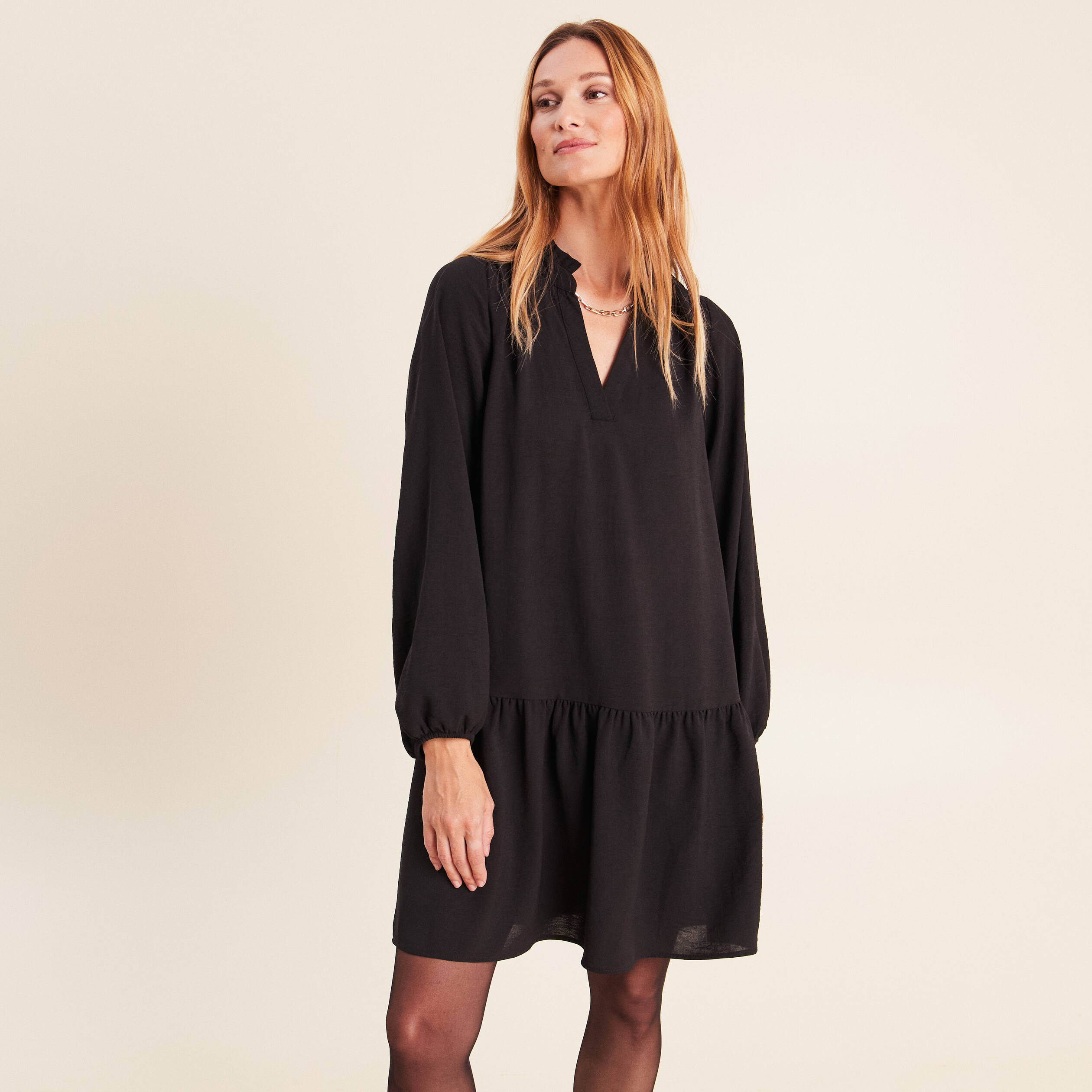 Robe courte &eacute;vas&eacute;e col v manches longues noir femme
