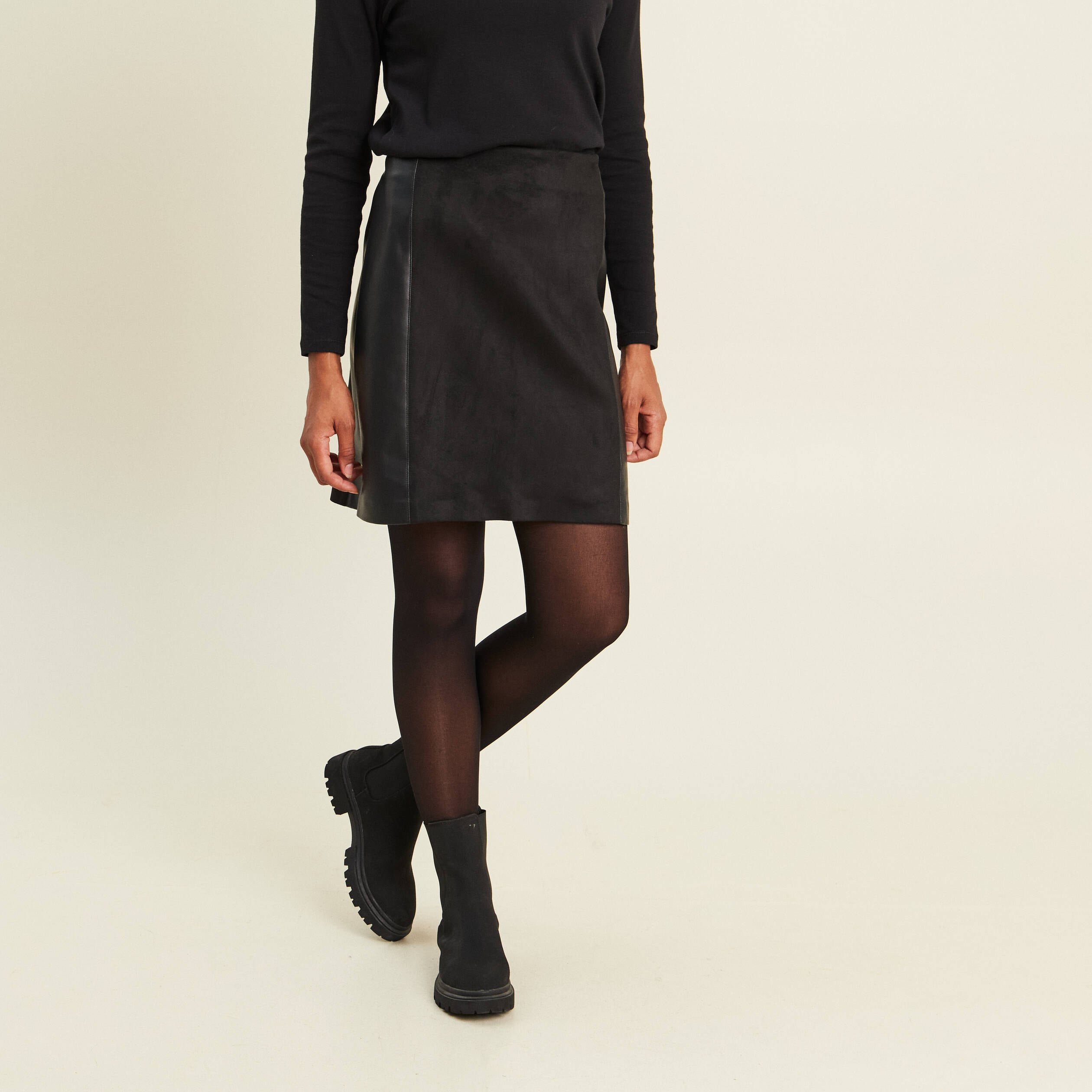Jupe trap&egrave;ze courte aspect daim noir femme