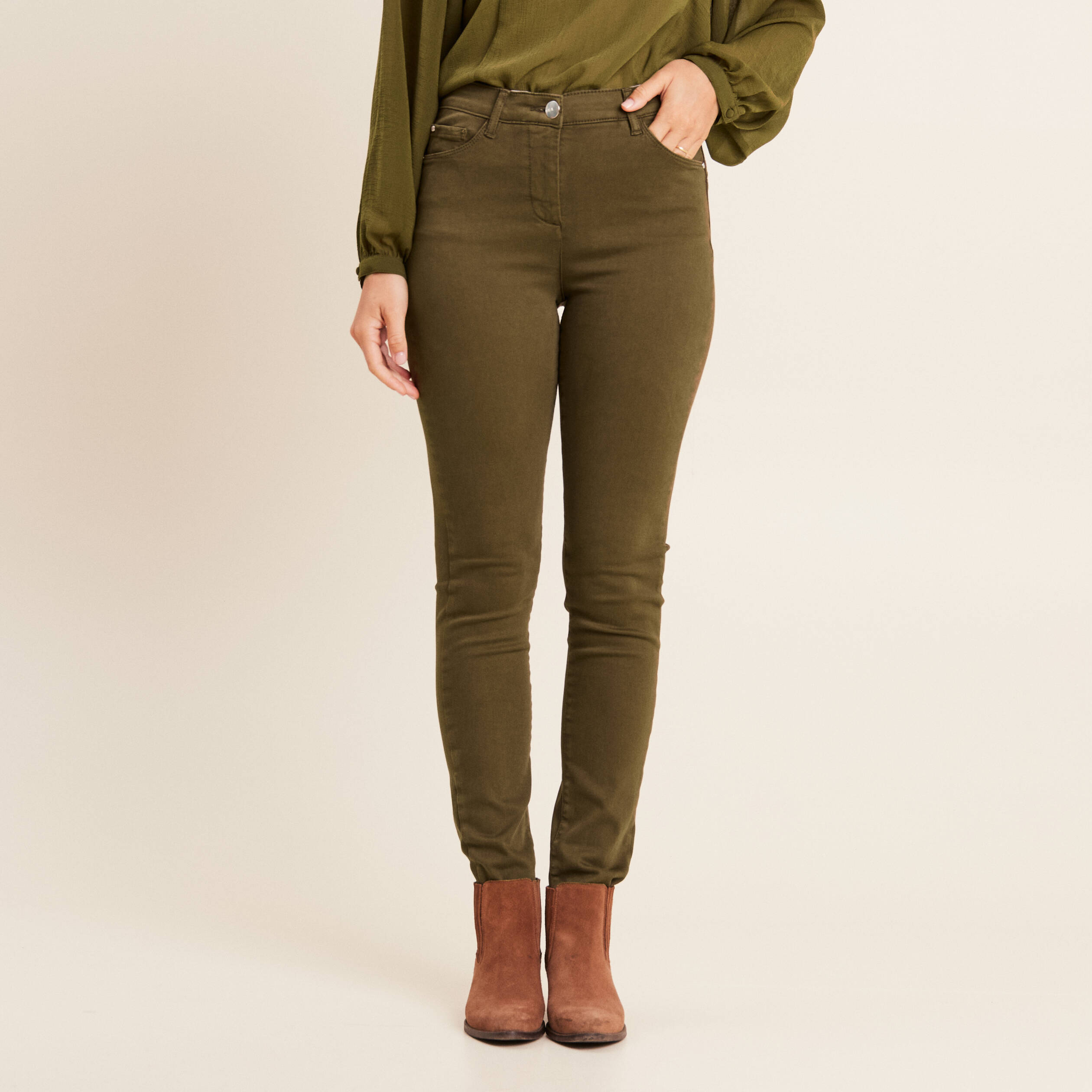Jean magique L'Unique coupe ajust&eacute;e vert kaki femme