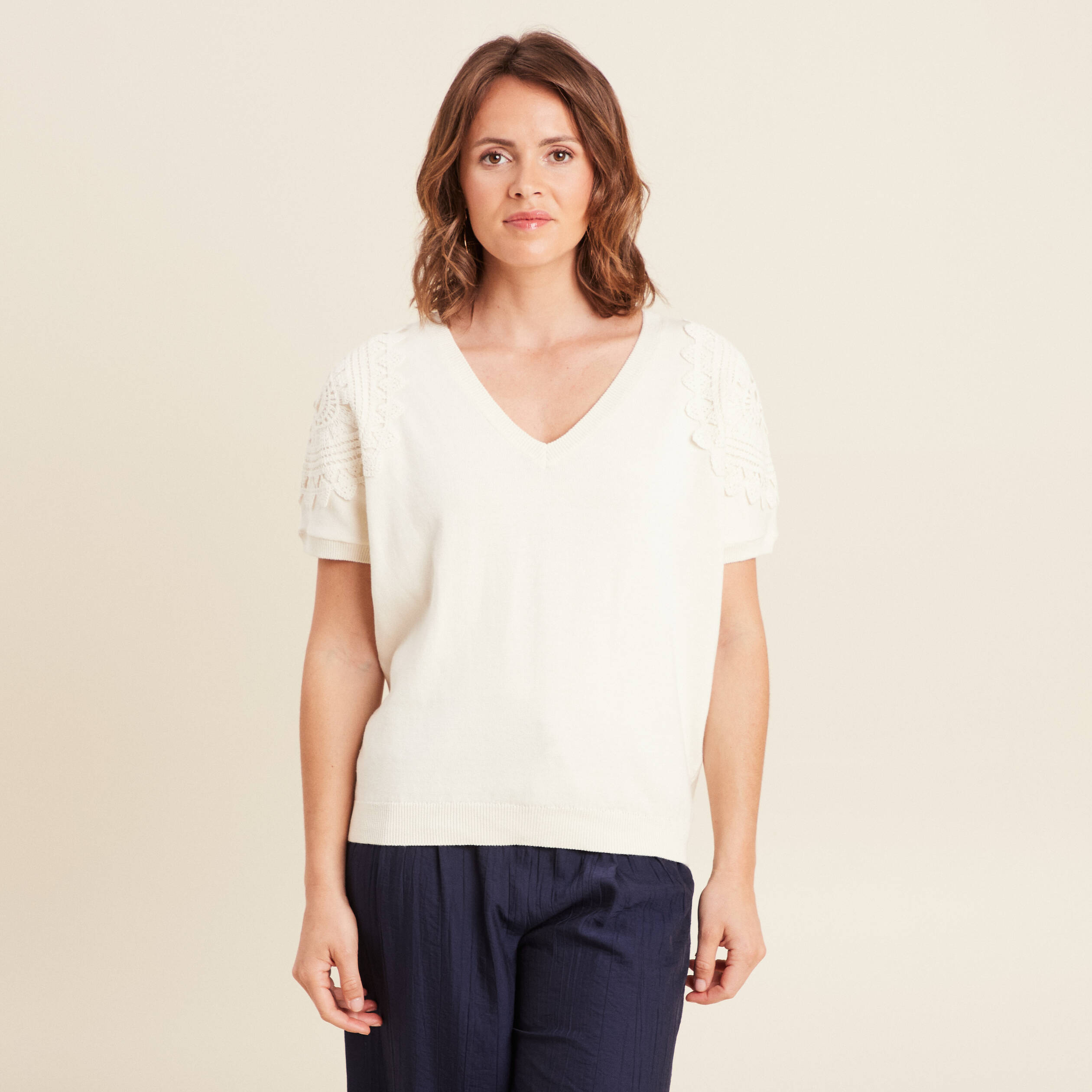 Pull col V manches courtes ecru femme