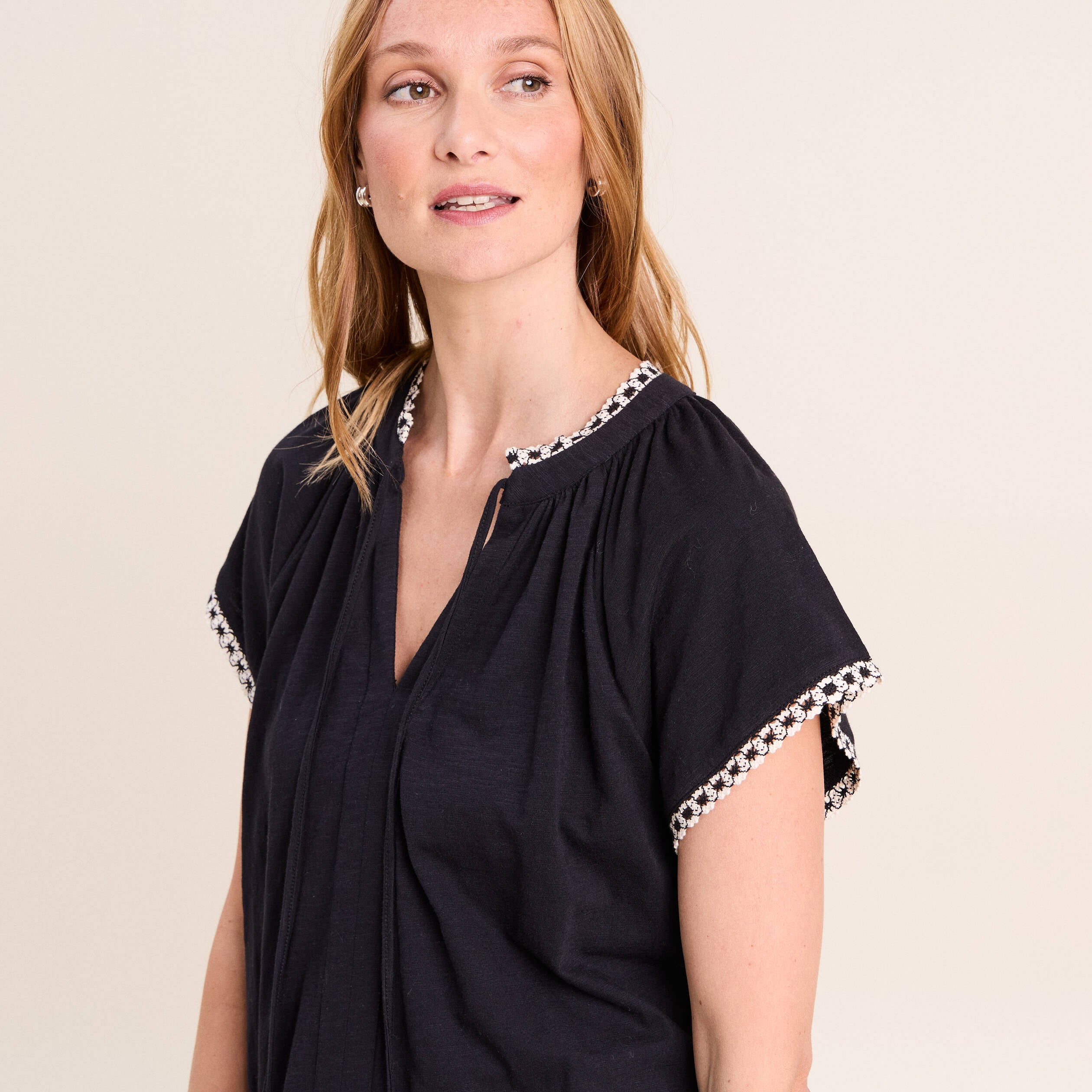 T-shirt col tunisien noir femme
