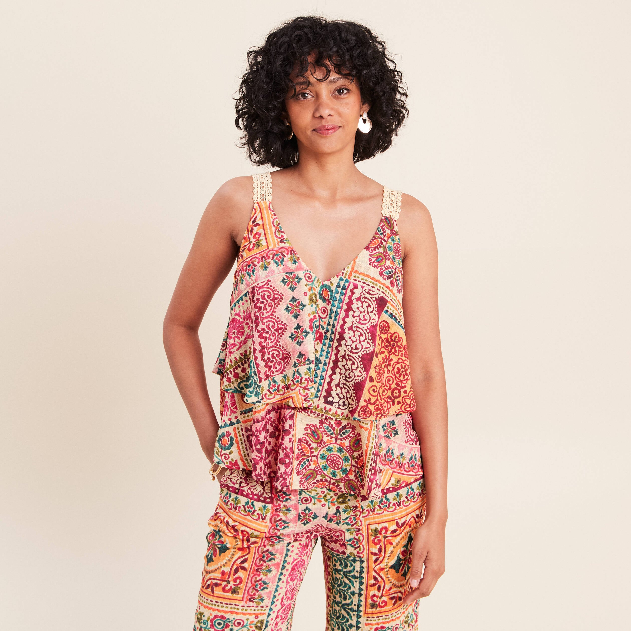 Top &agrave; bretelles volant&eacute; rose femme