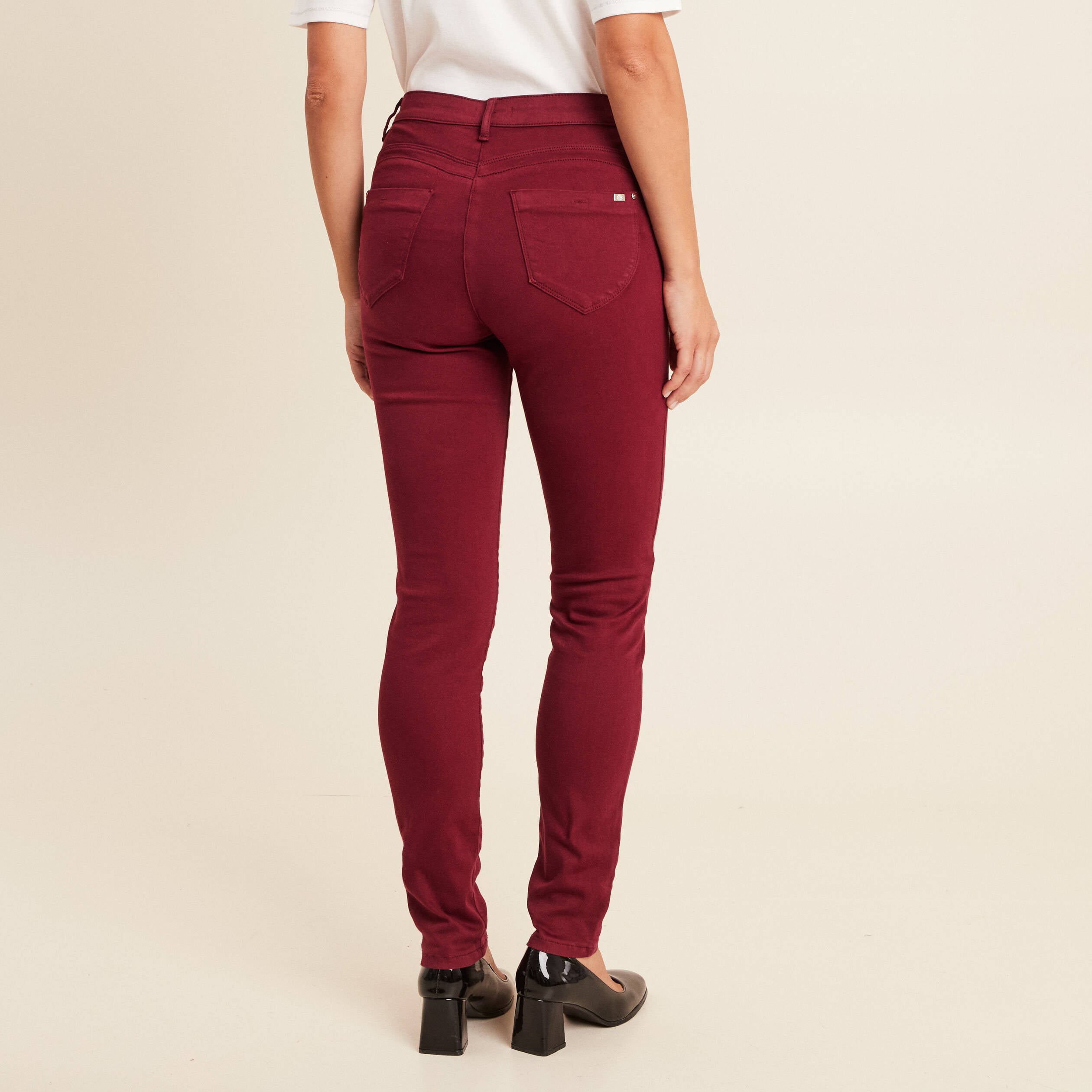 Jean magique L'Unique coupe ajust&eacute;e bordeaux femme