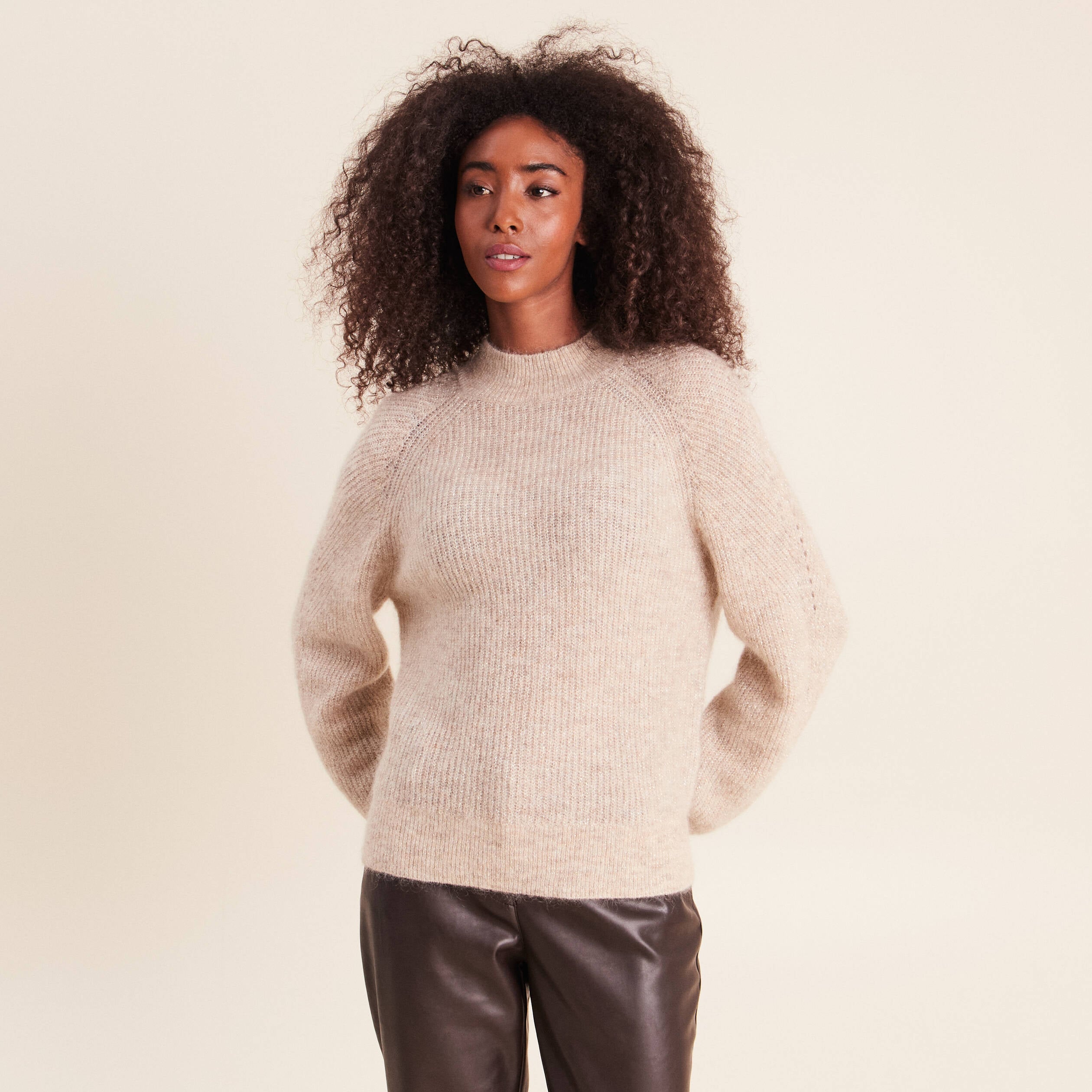 Pull droit col montant manches longues beige femme