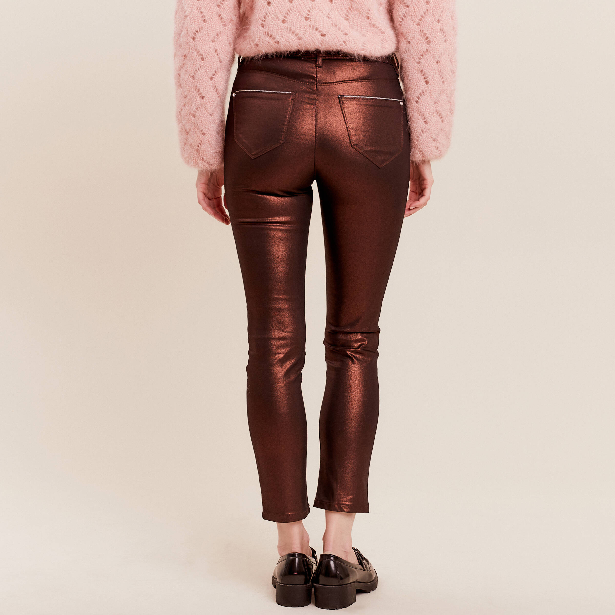 Pantalon ajusté aspect irisé marron foncé femme