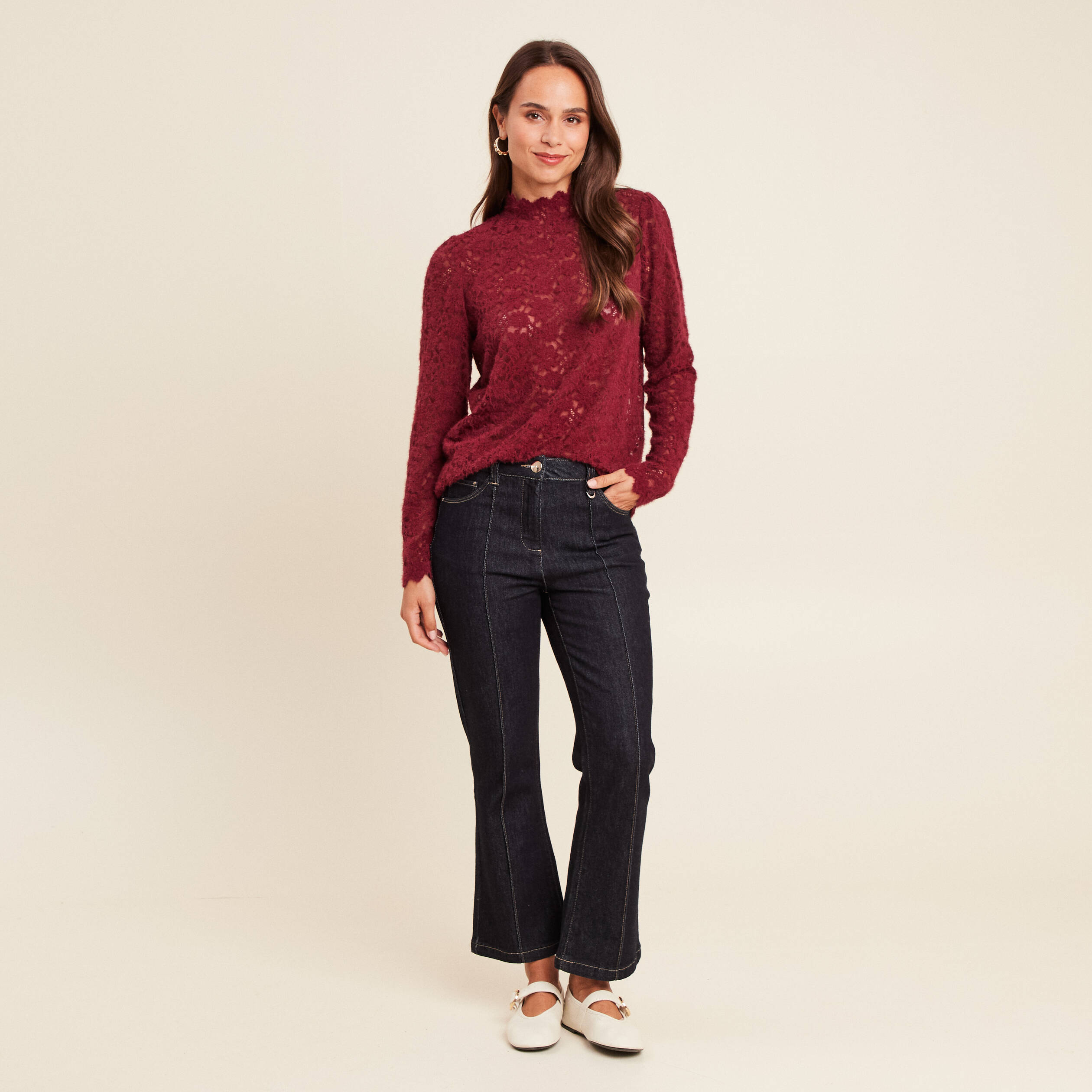T-shirt cintr&eacute; col montant dentelle bordeaux femme