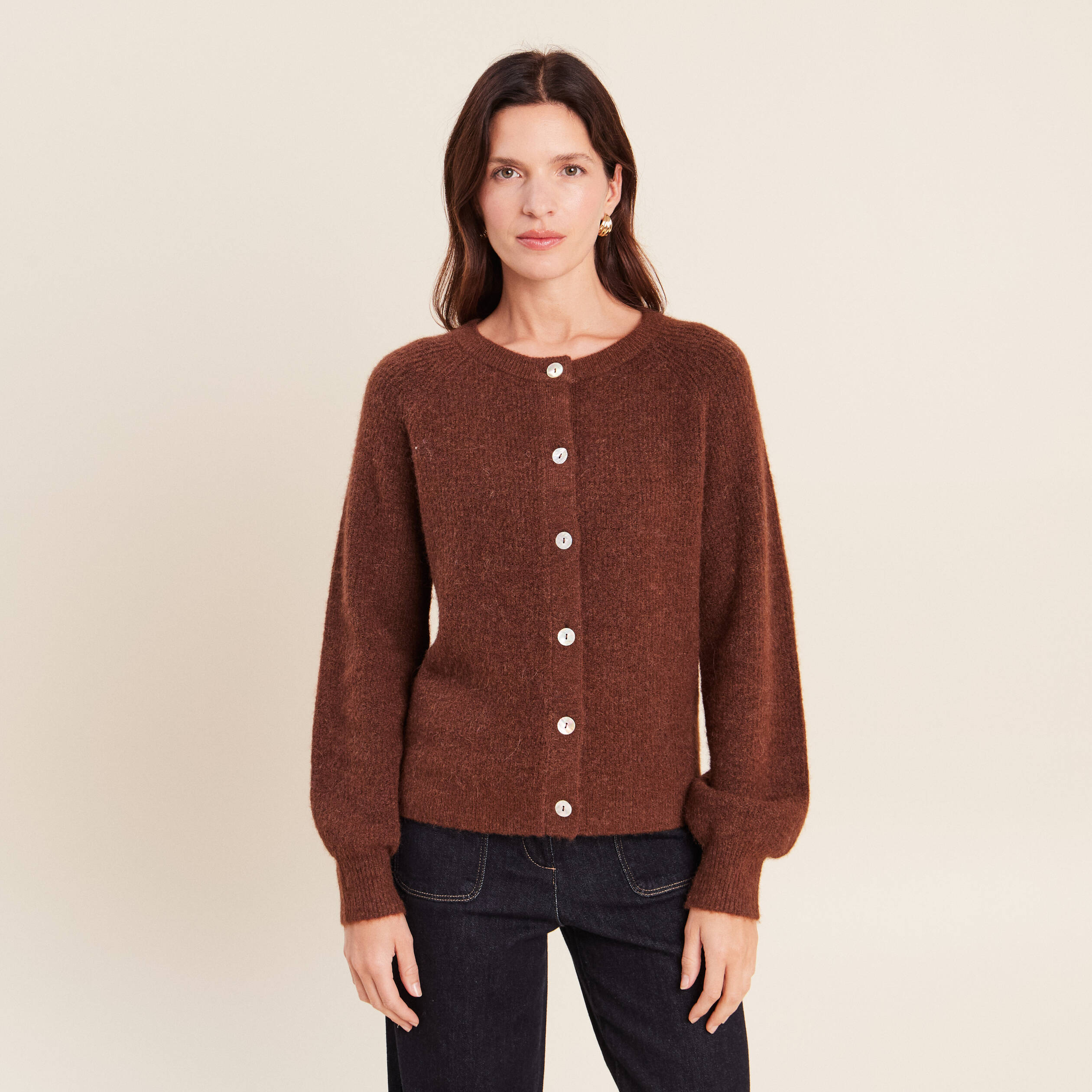 Gilet col rond marron fonc&eacute; femme