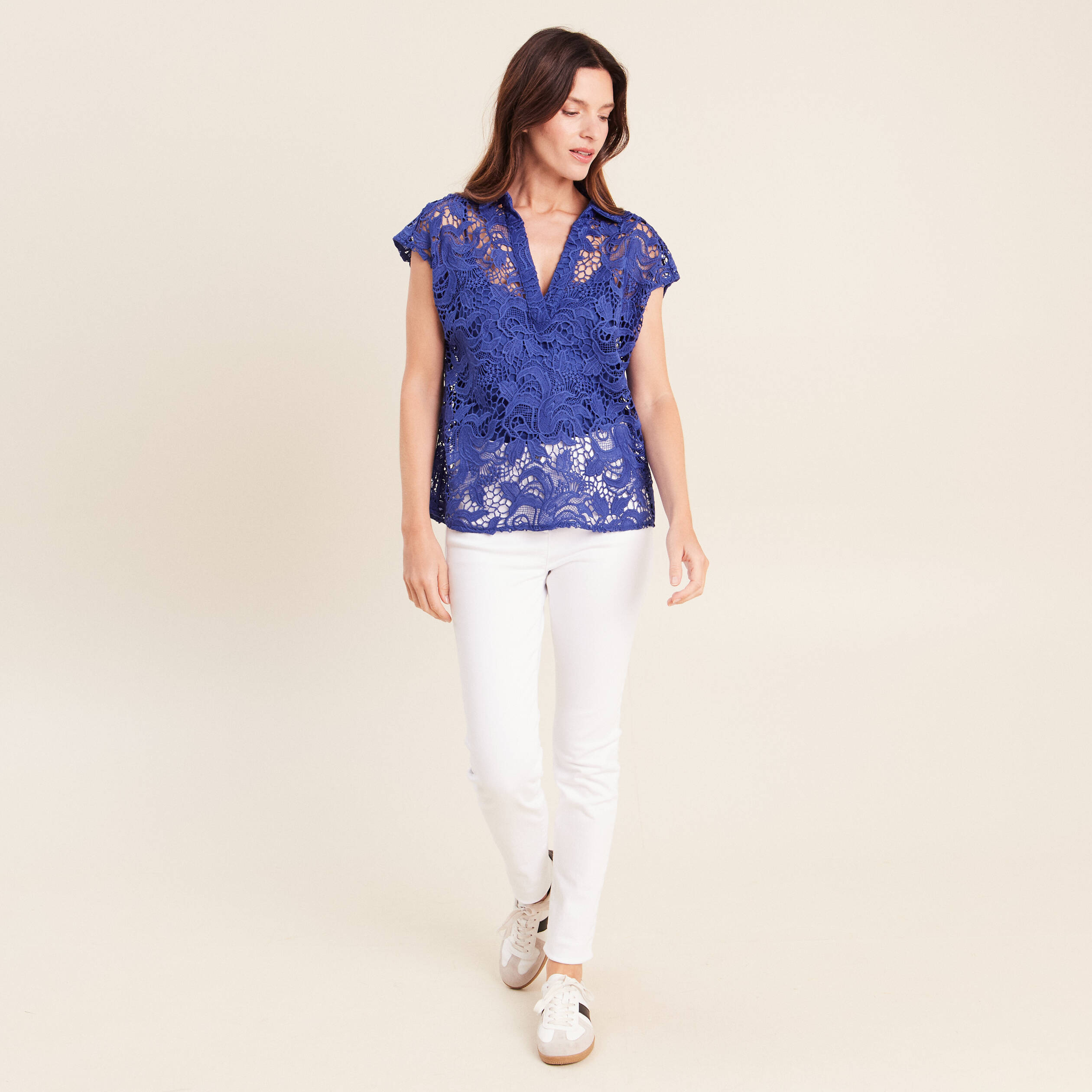 Blouse manches courtes aspect dentelle bleu fonc&eacute; femme