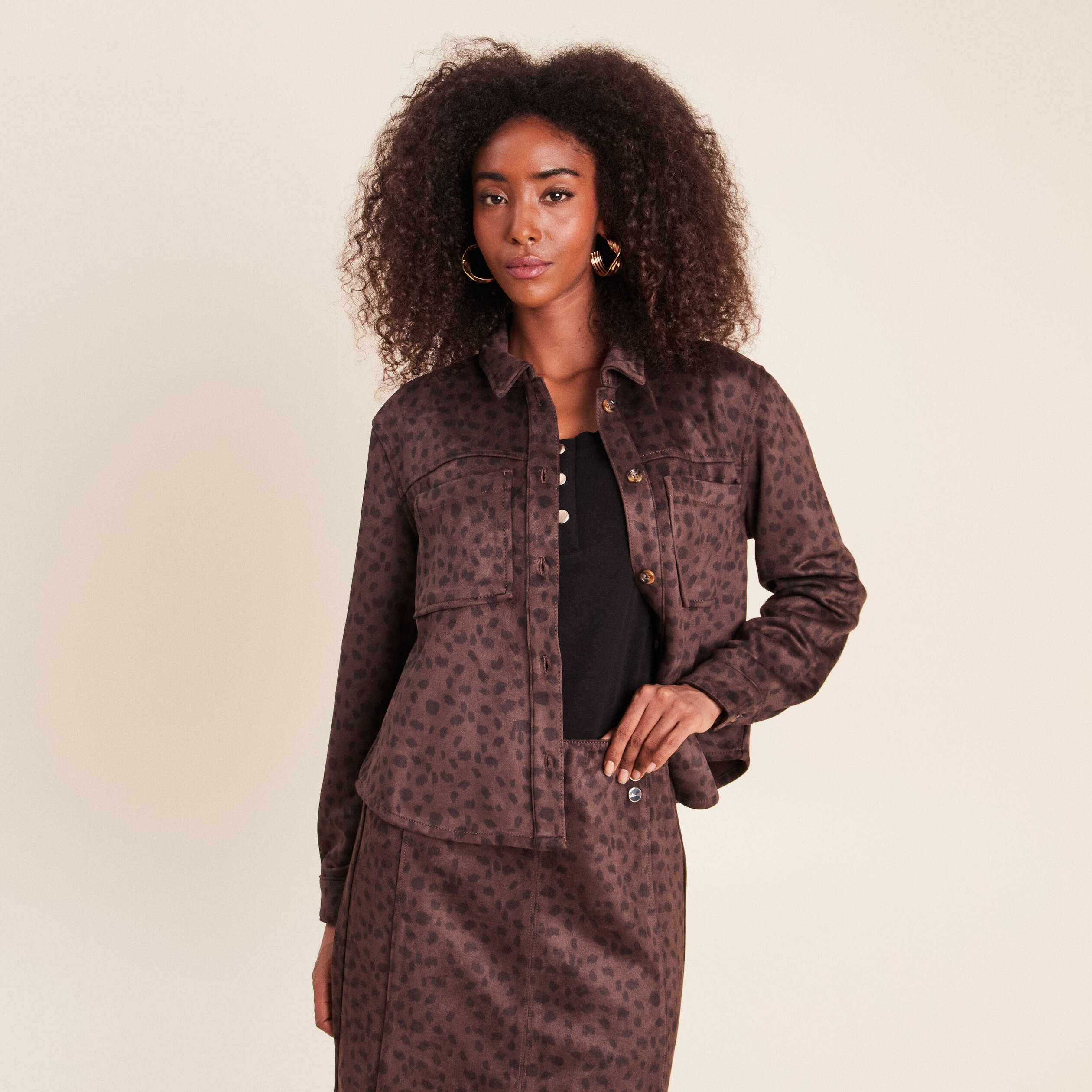 Chemise droite manches longues marron fonc&eacute; femme