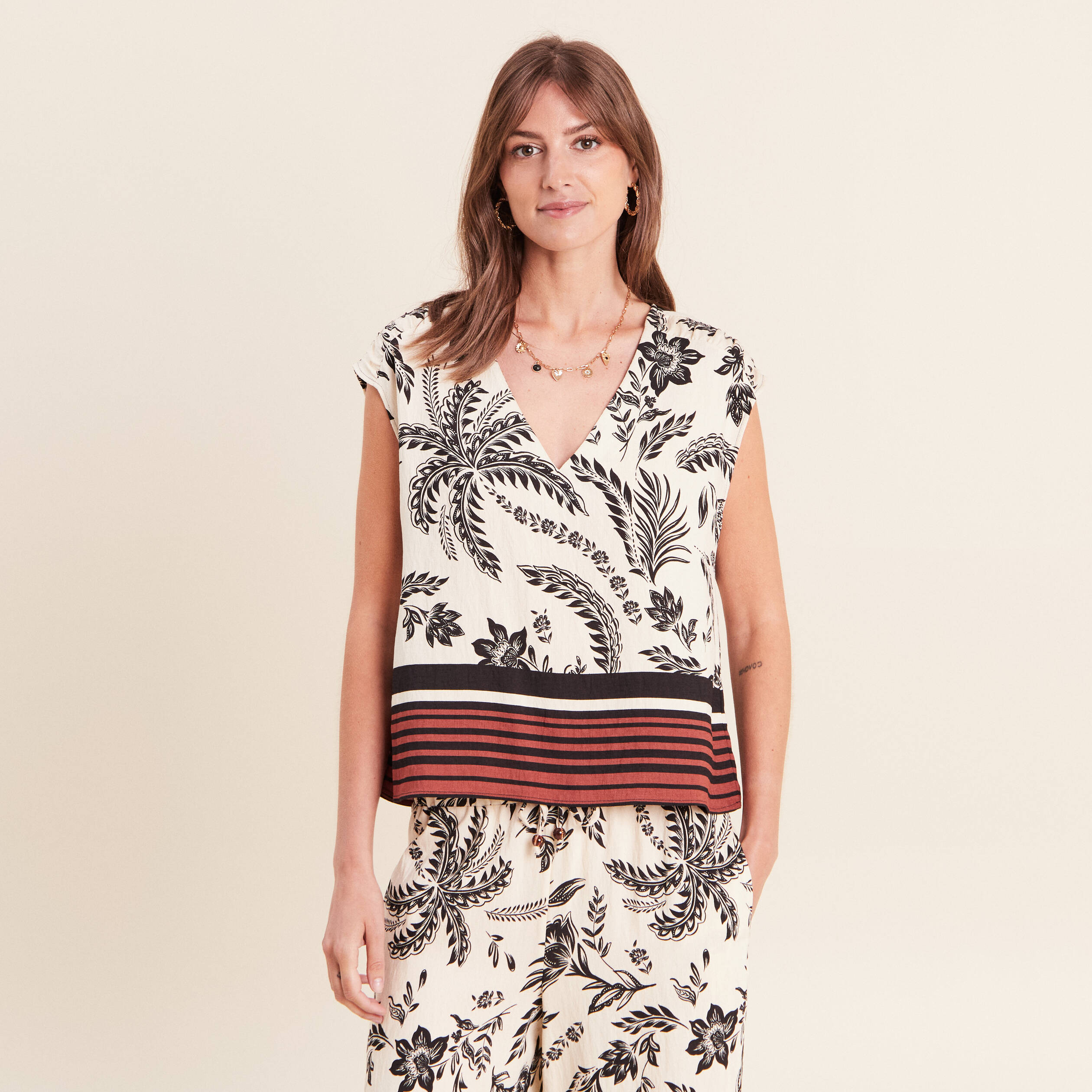 Blouse col v manches courtes fluide noir femme