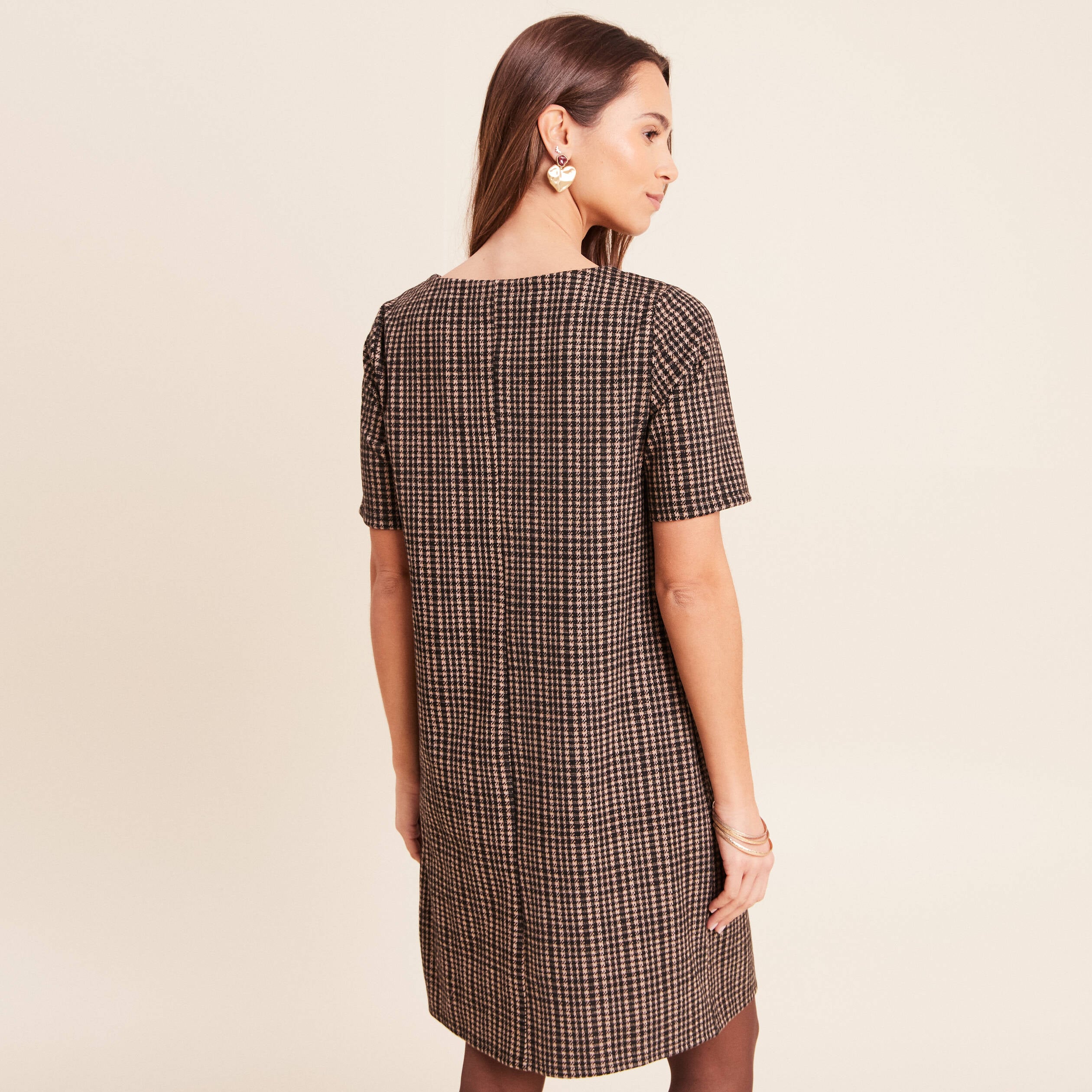 Robe droite courte en maille col rond noir femme