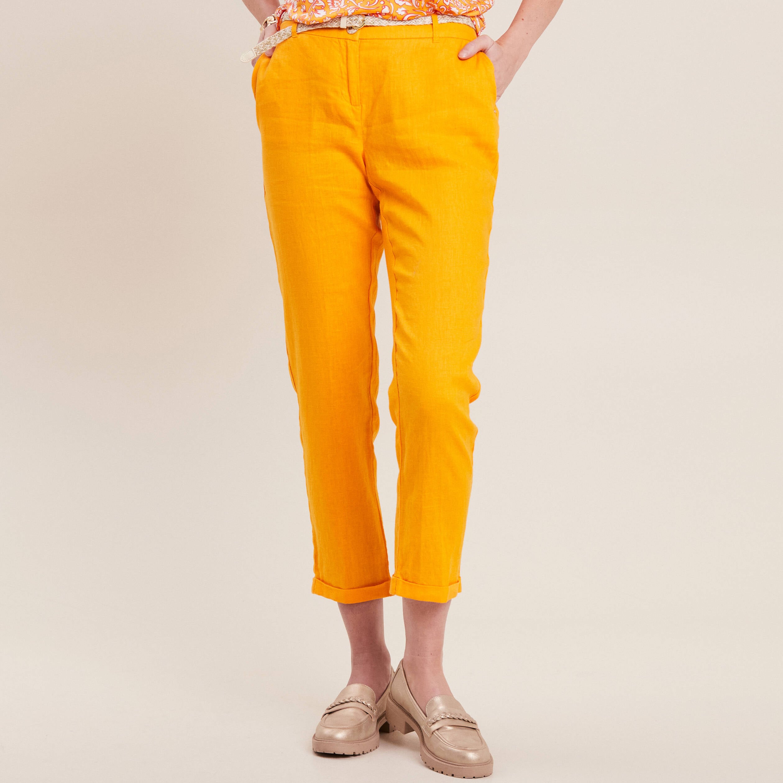 Pantalon coupe chino en lin ceintur&eacute; jaune or femme
