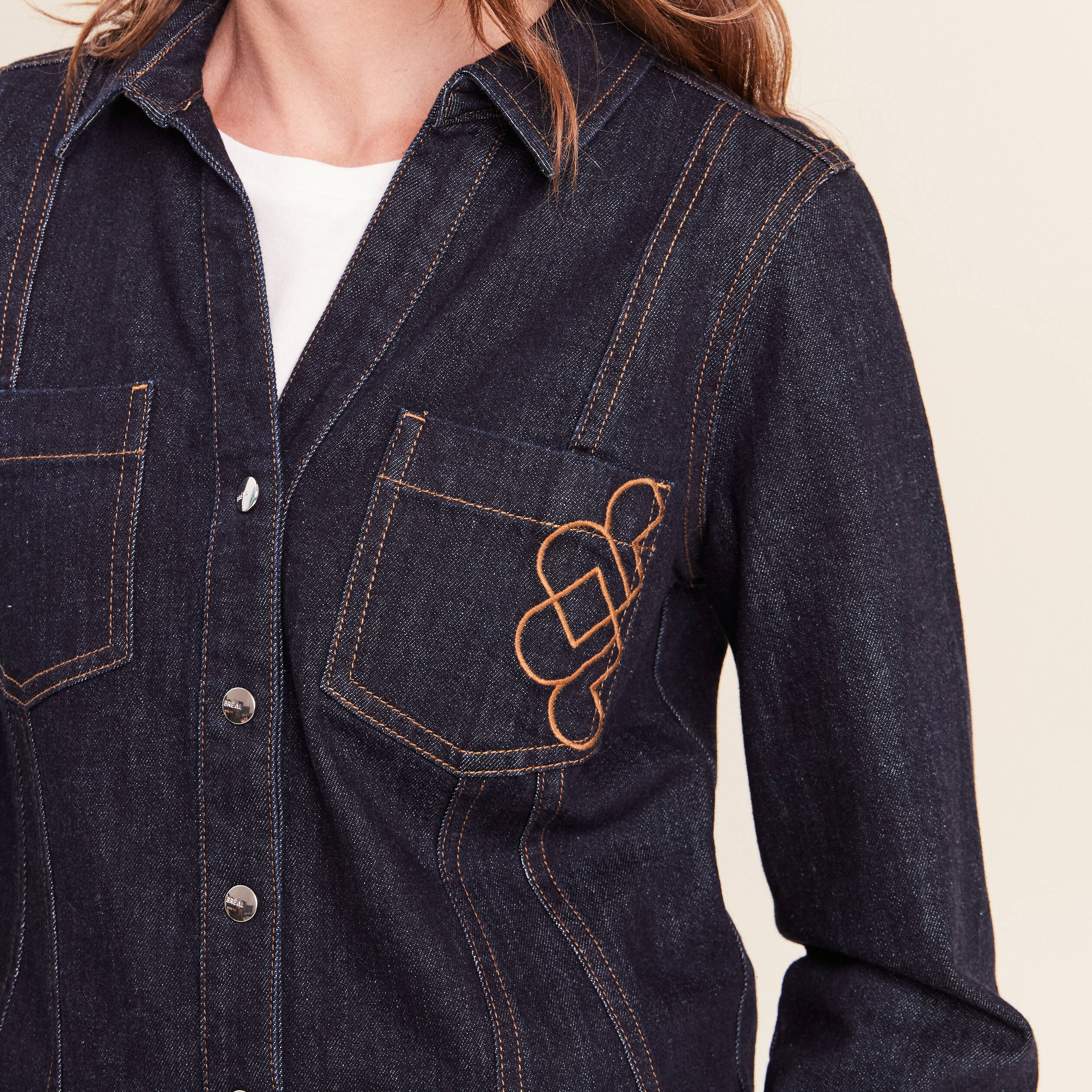 Chemise cintr&eacute;e en jean manches longues denim brut femme