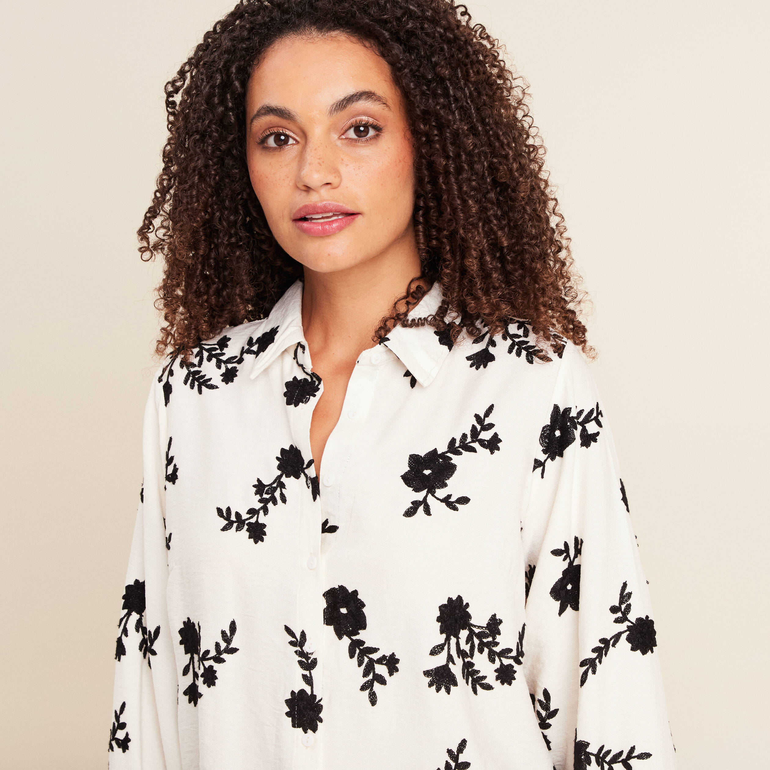 Chemise fluide brod&eacute;e manches longues blanc femme