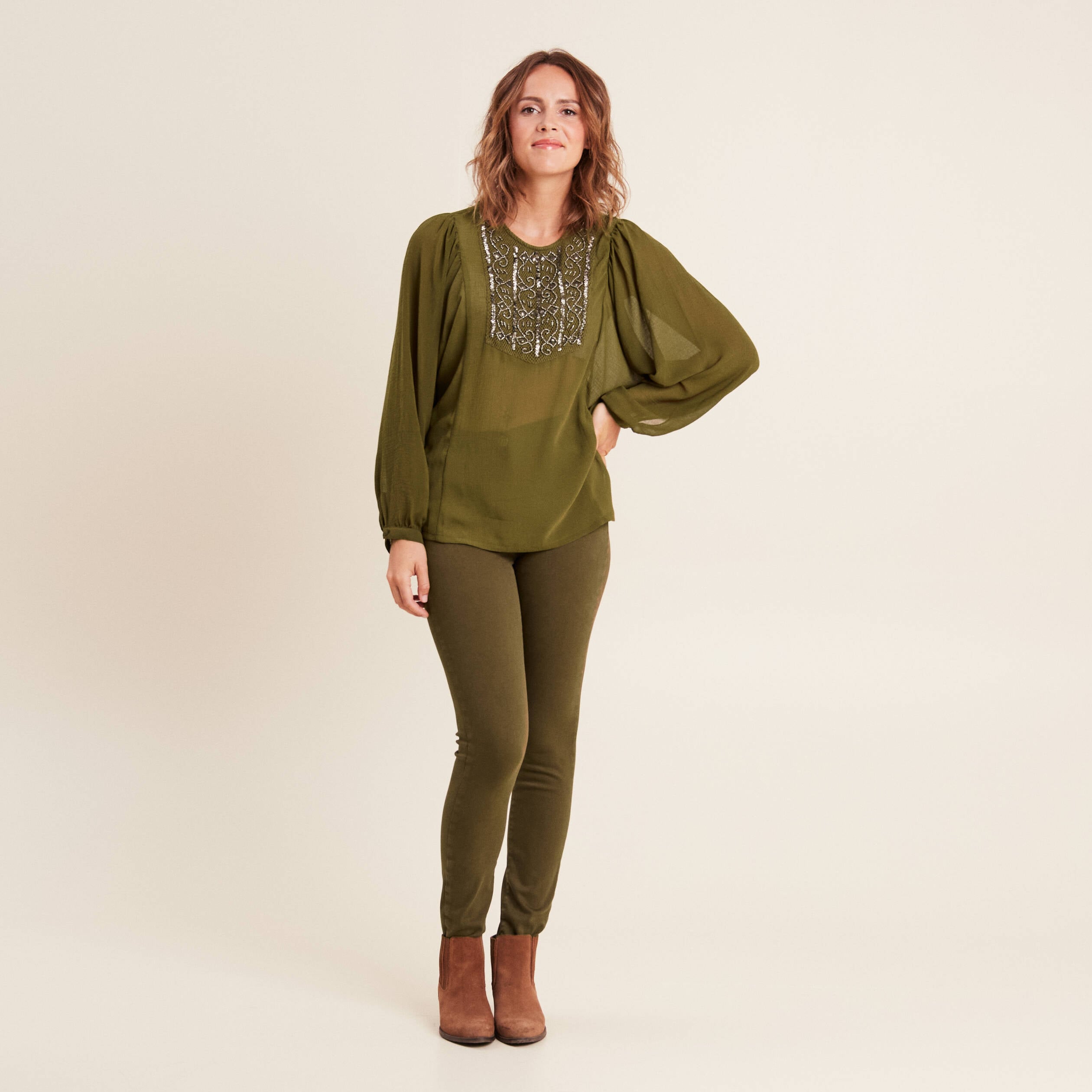 Jean magique L'Unique coupe ajust&eacute;e vert kaki femme