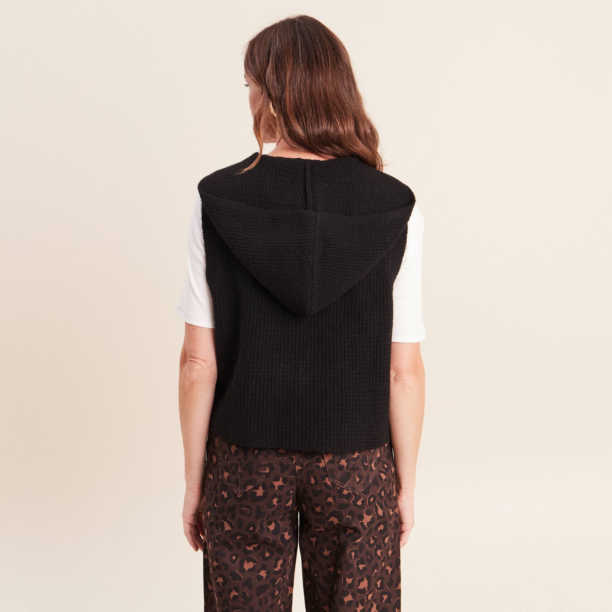 Gilet sans manches &agrave; capuche noir femme