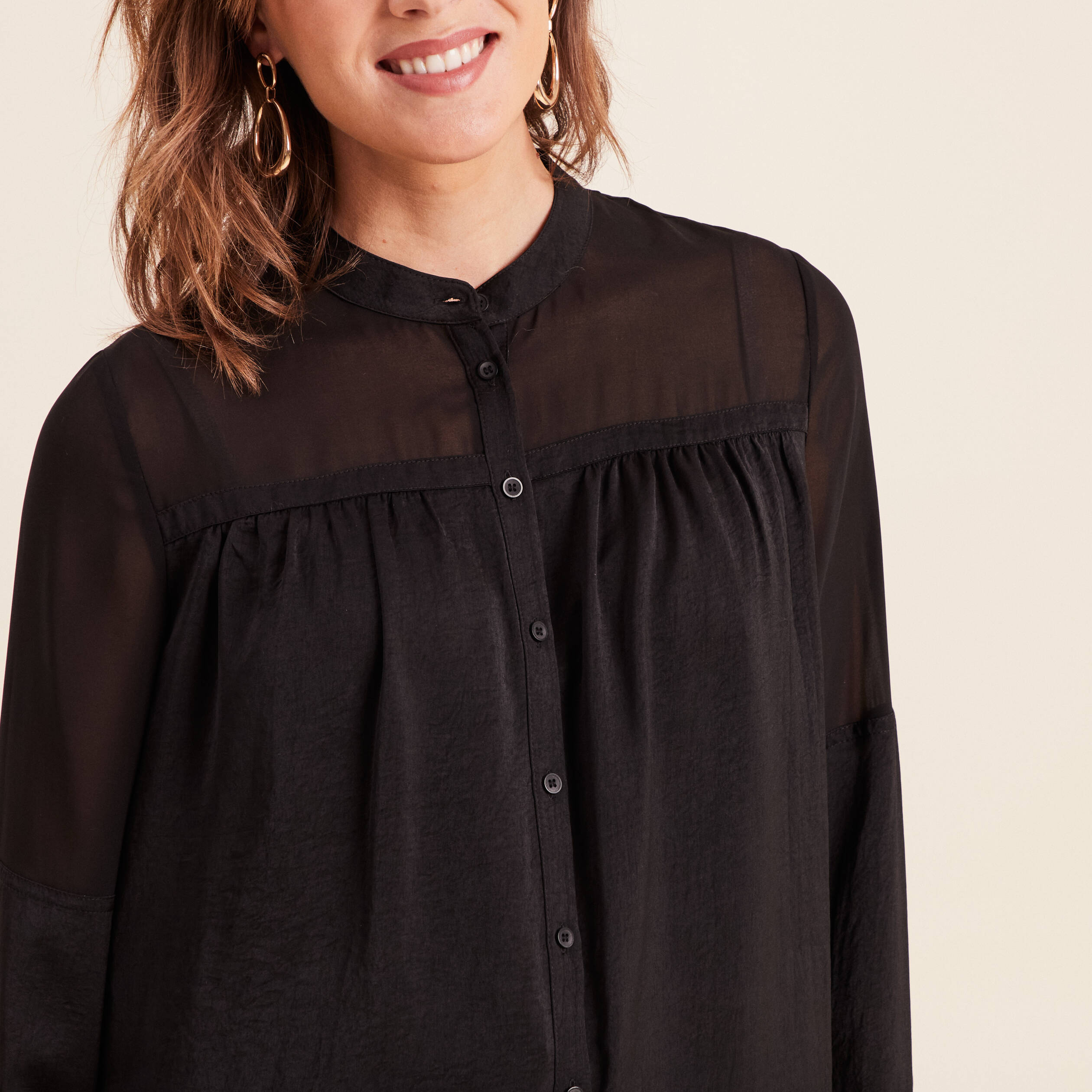 Chemise ample satin&eacute;e manches longues noir femme