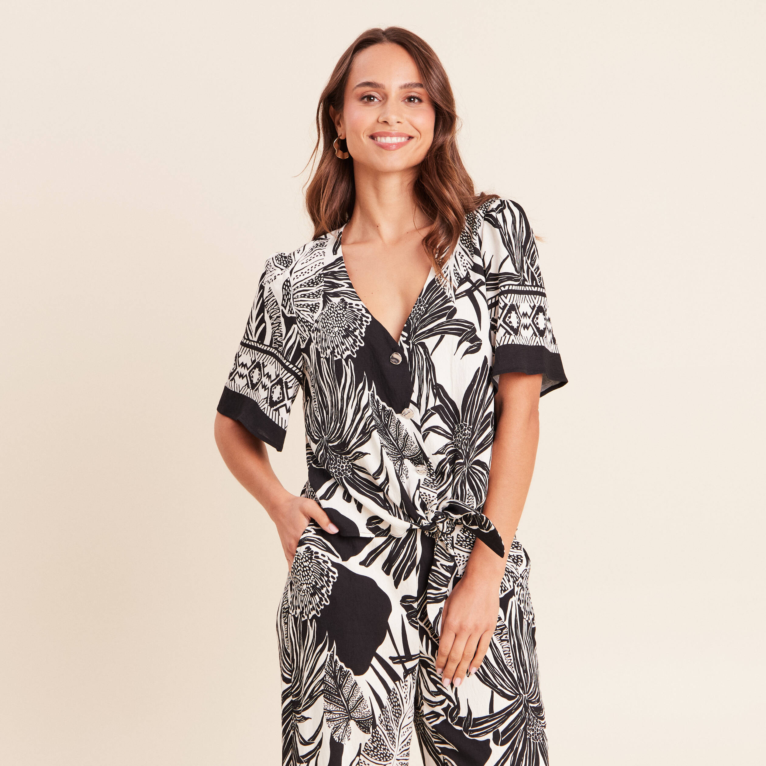 Chemise col v manches courtes fluides noir femme
