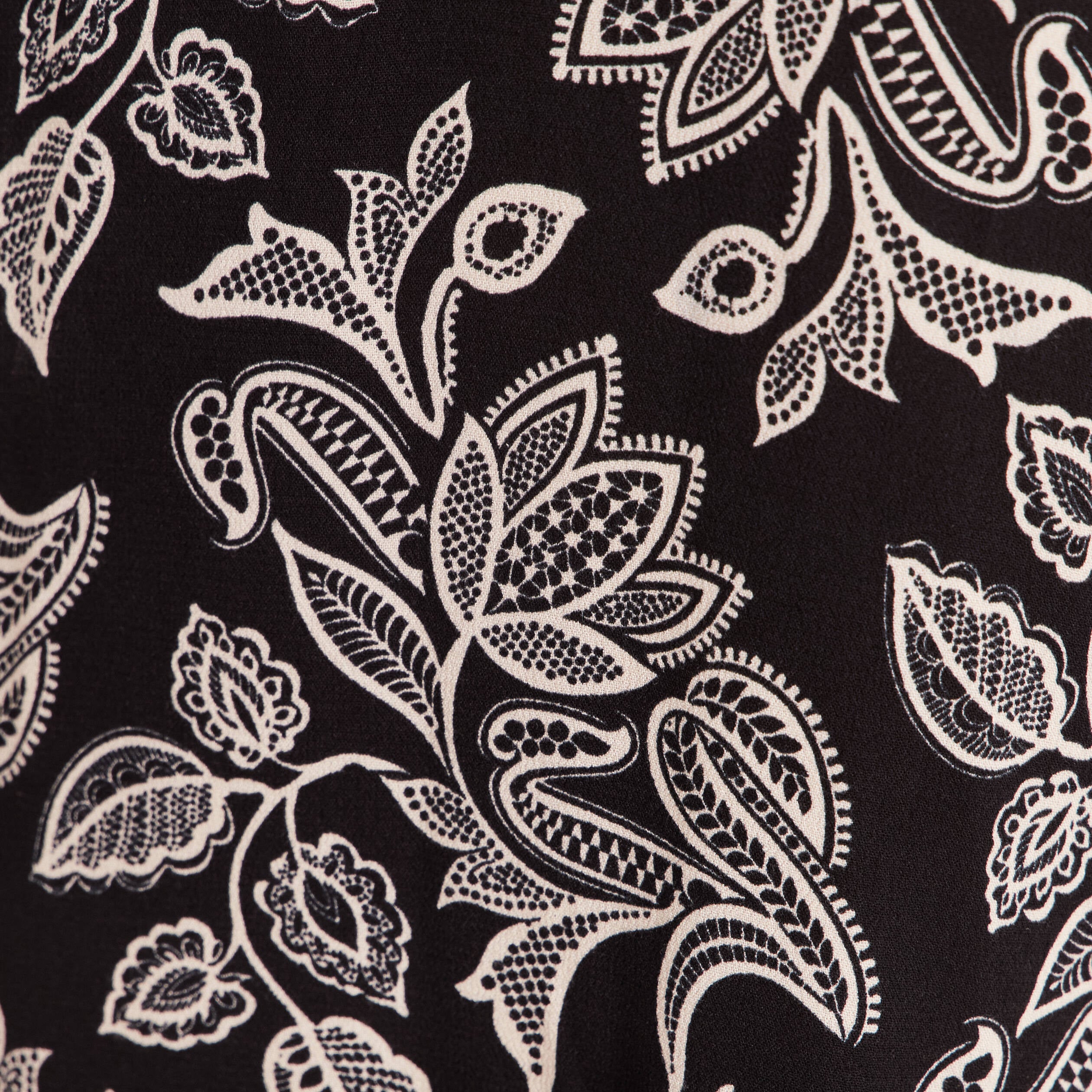 Robe courte &eacute;vas&eacute;e col tunisien noir femme