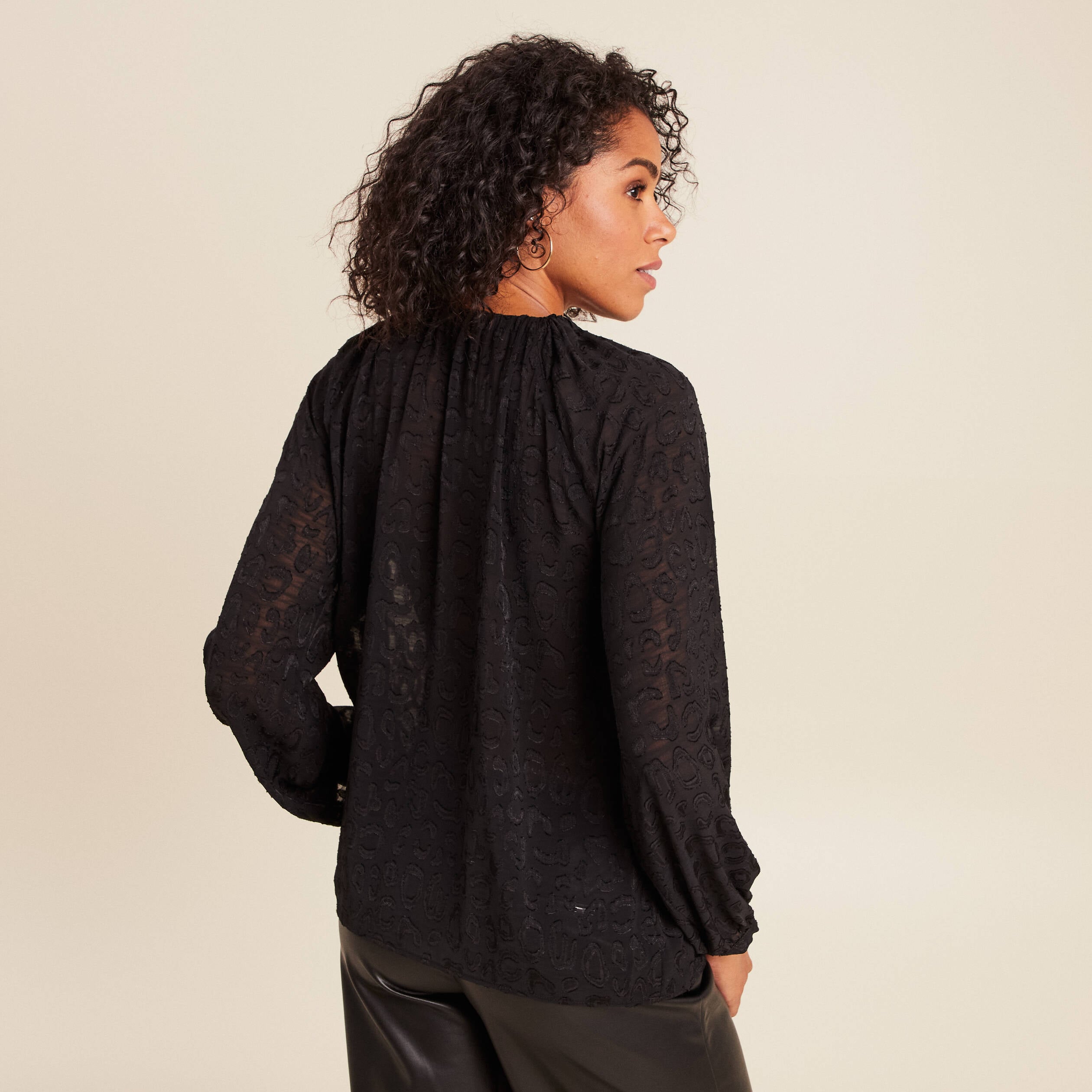 Blouse fluide col v manches longues noir femme