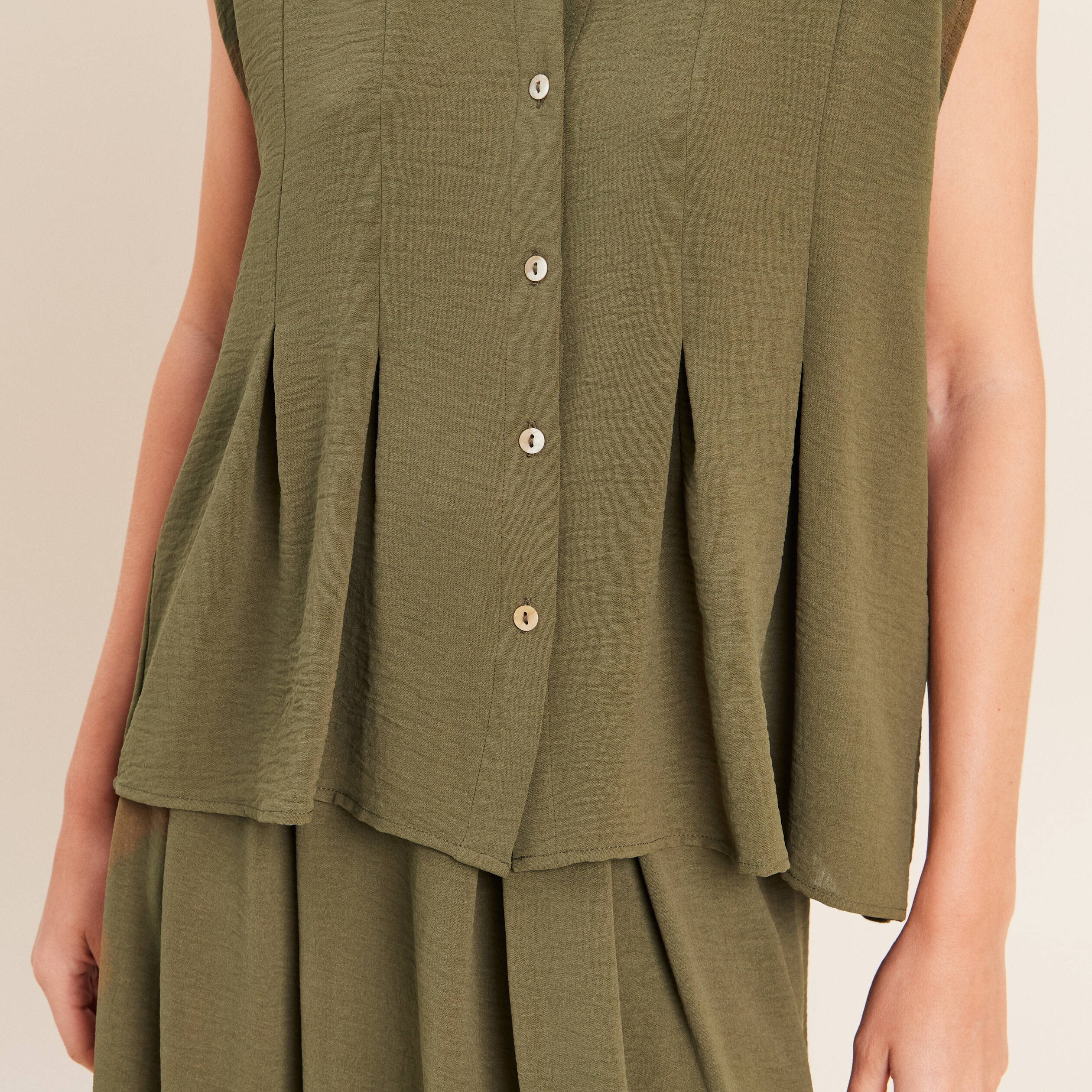 Chemise cintr&eacute;e manches courtes vert kaki femme