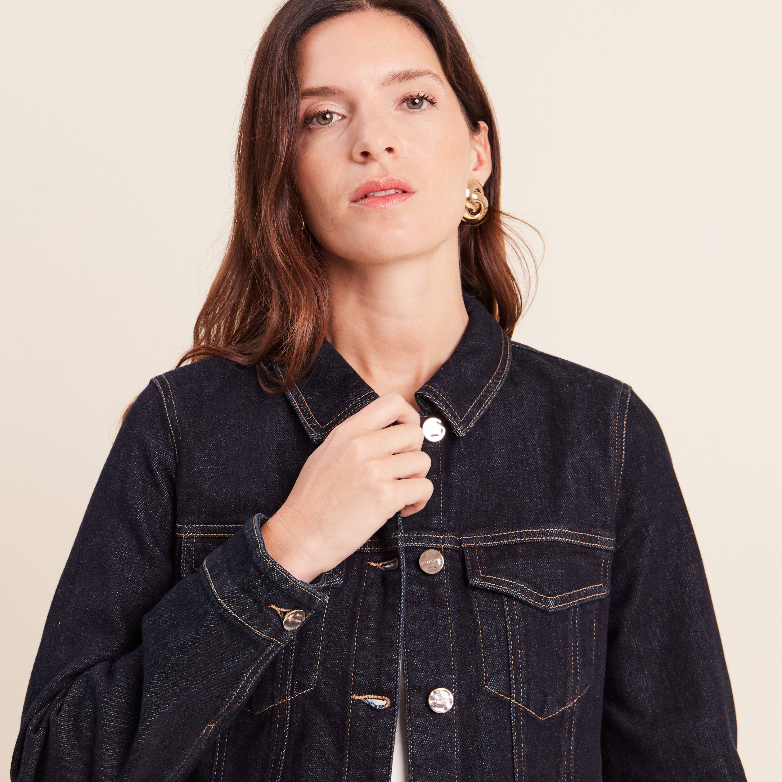 Veste cintr&eacute;e courte en jean denim brut femme