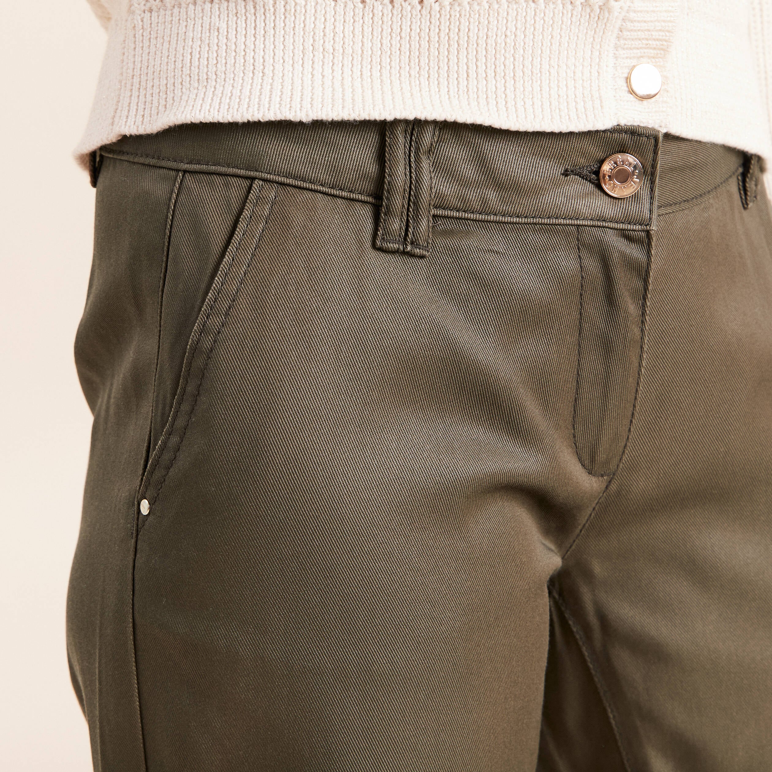 Pantalon coupe chino 7/8&egrave;me effet enduit vert kaki femme