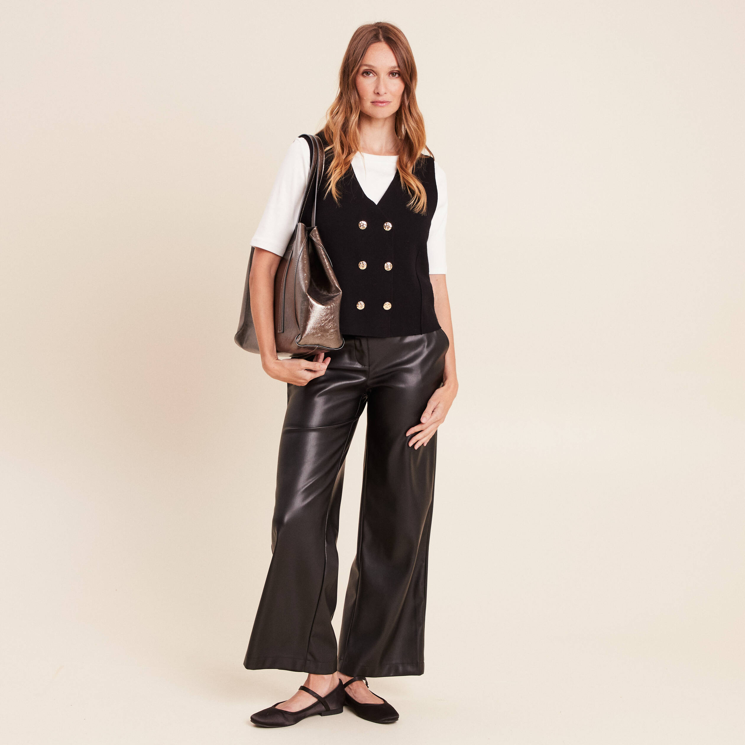 Gilet court cintr&eacute; sans manches col v noir femme