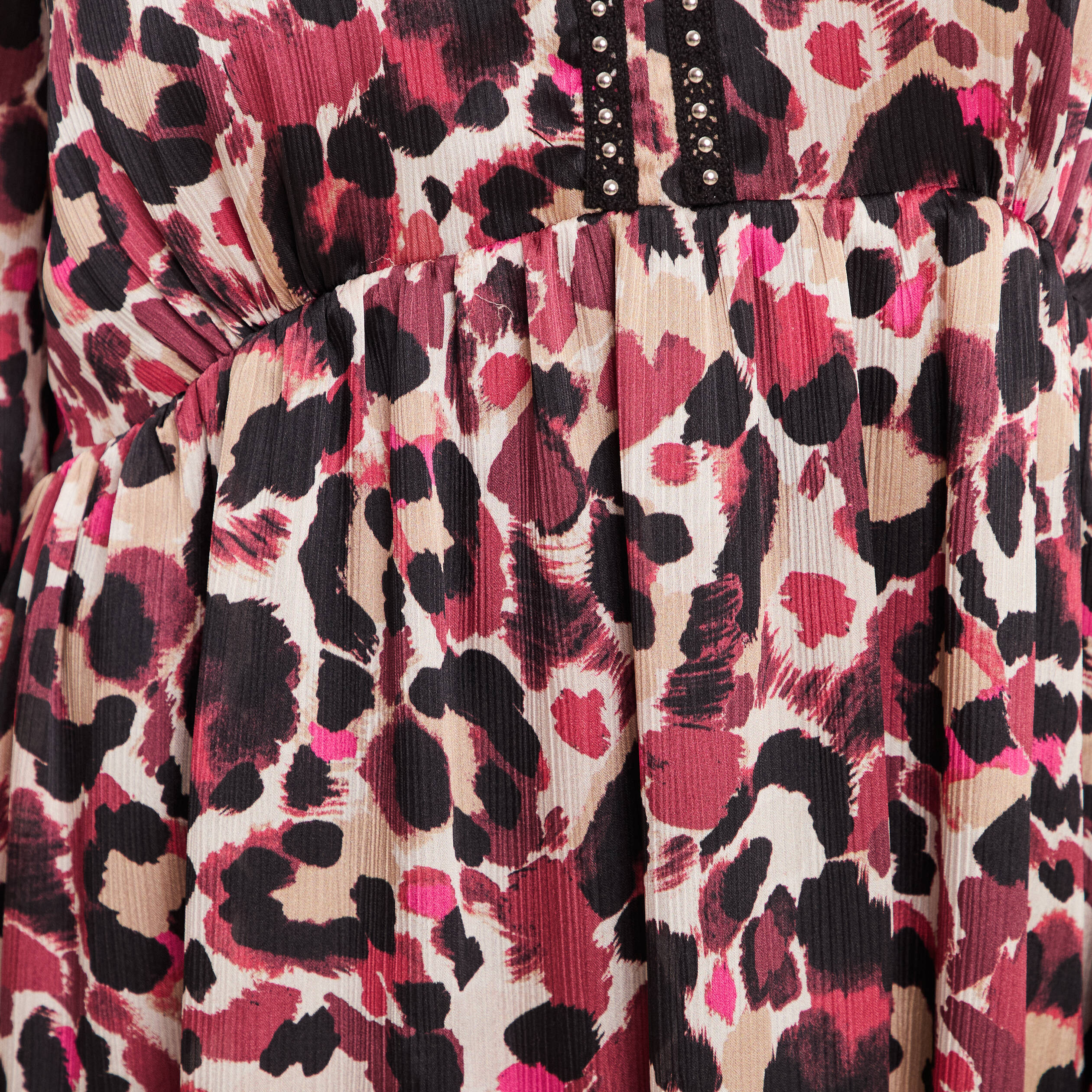 Robe courte &eacute;vas&eacute;e col v manches longues rose femme