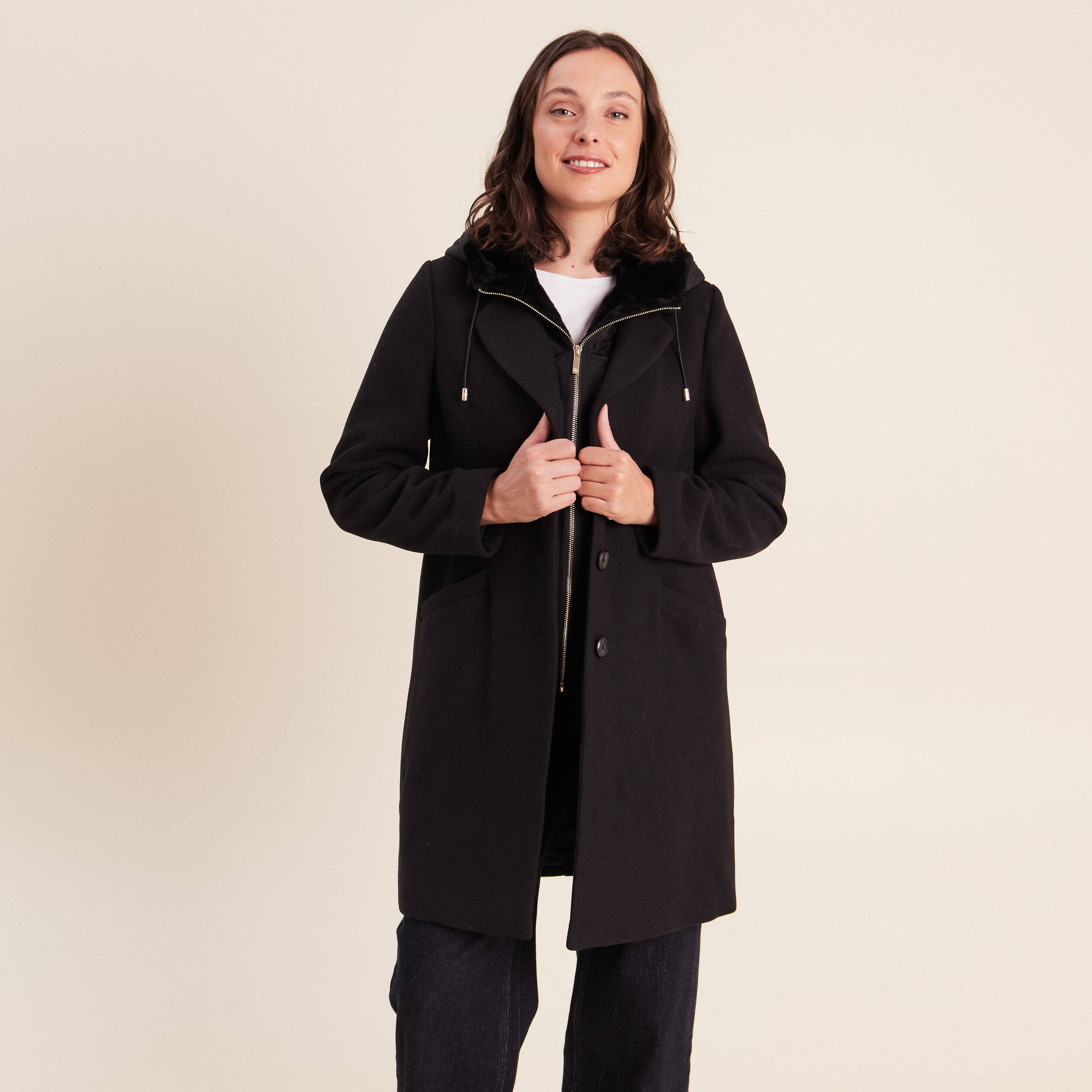 Manteau ajust&eacute; capuche amovible noir femme