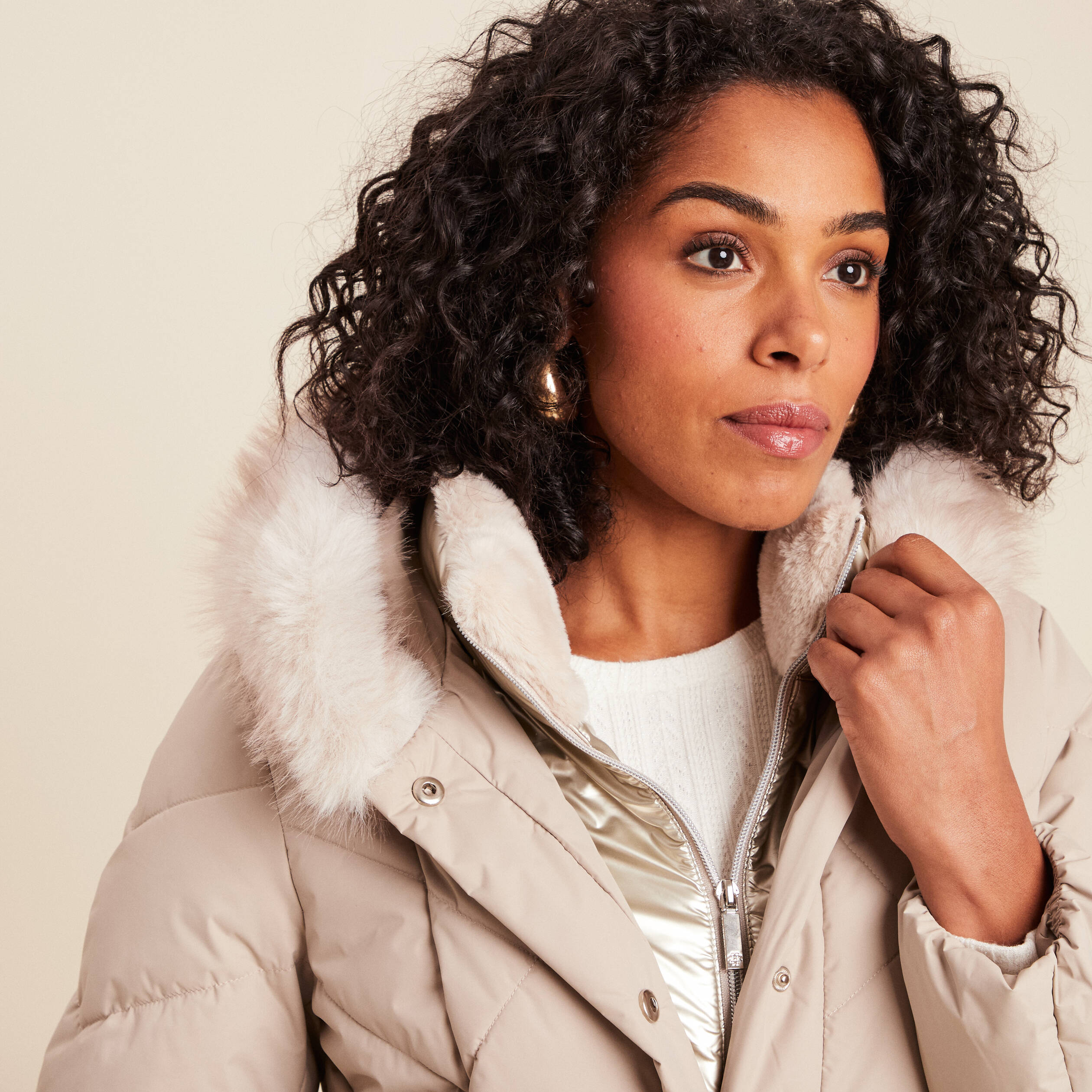 Doudoune ajust&eacute;e &agrave; capuche doubl&eacute;e beige femme