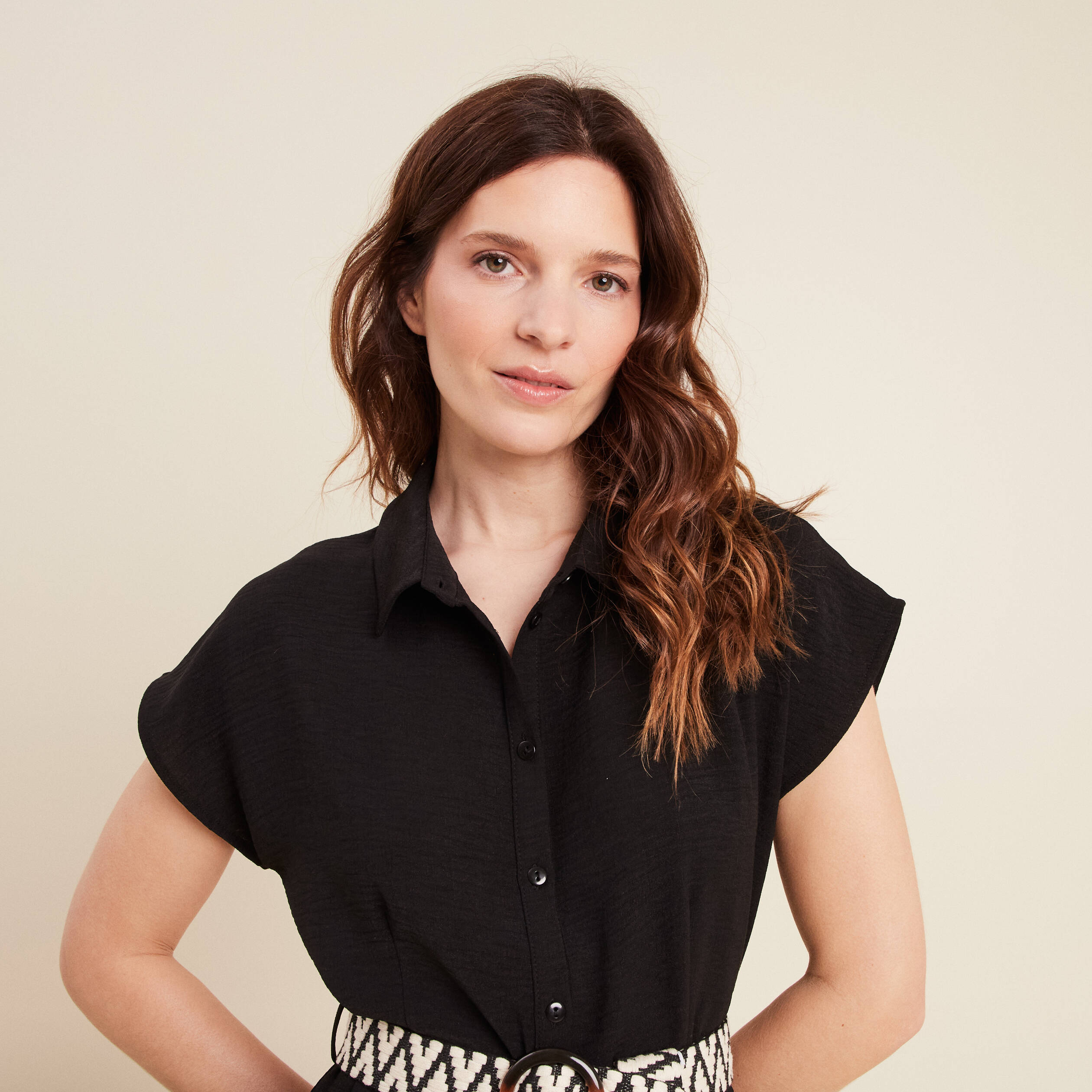 Robe chemise droite ceintur&eacute;e noir femme