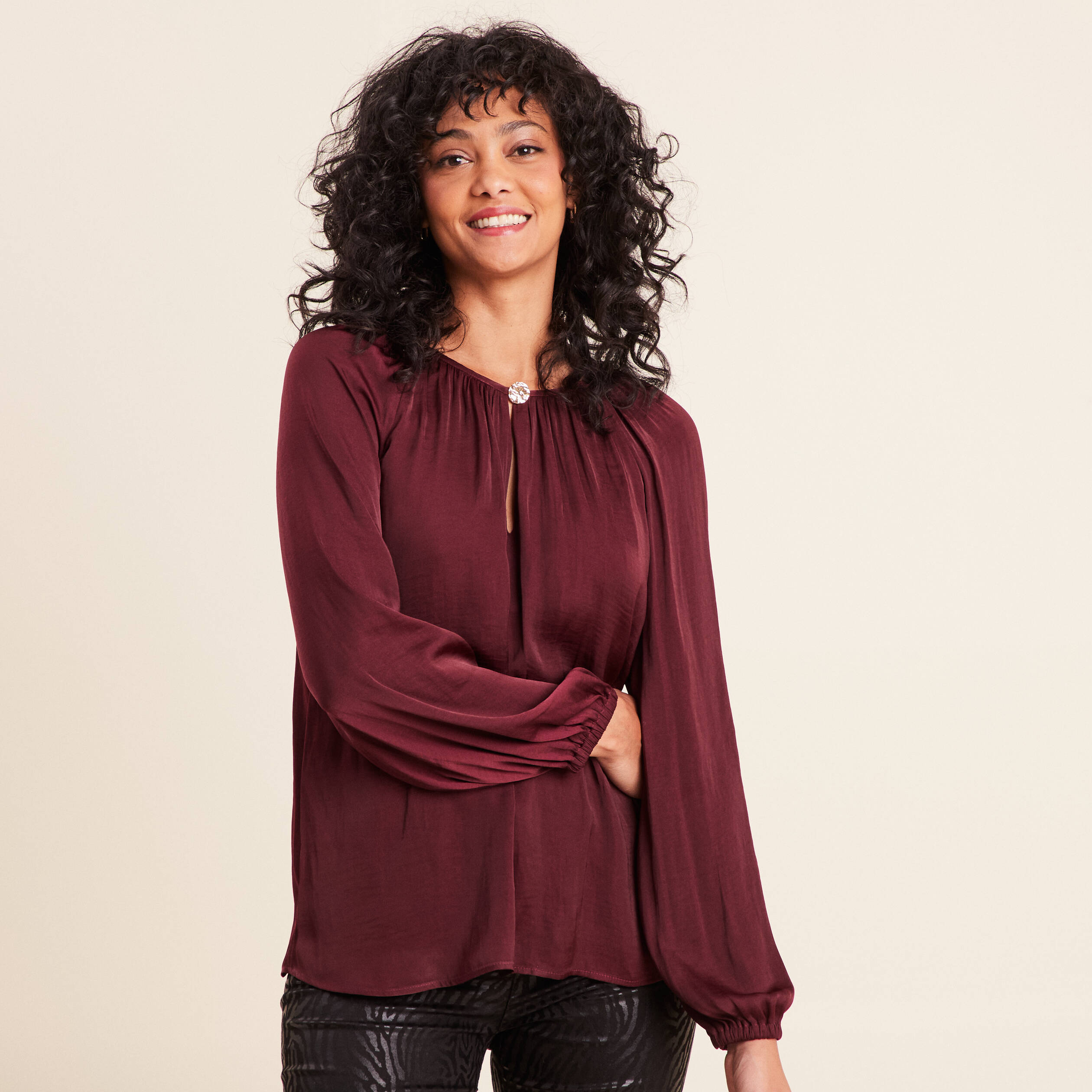 Blouse ample col rond satin&eacute;e bordeaux femme
