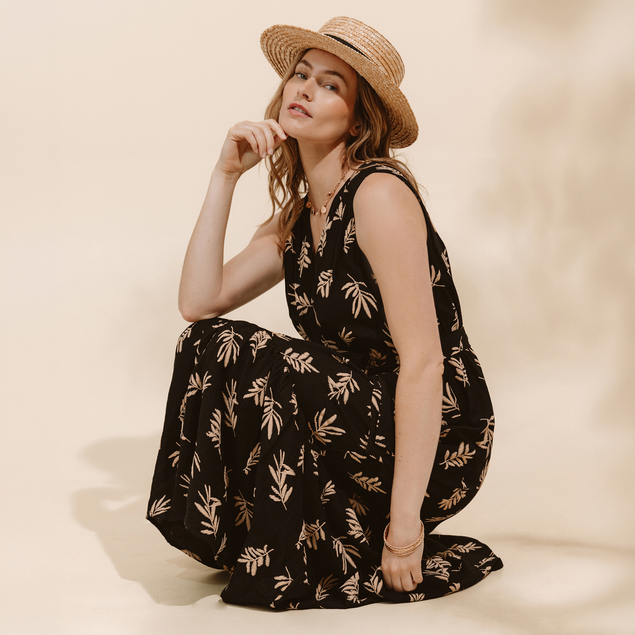 Robe longue &eacute;vas&eacute;e col v sans manches noir femme
