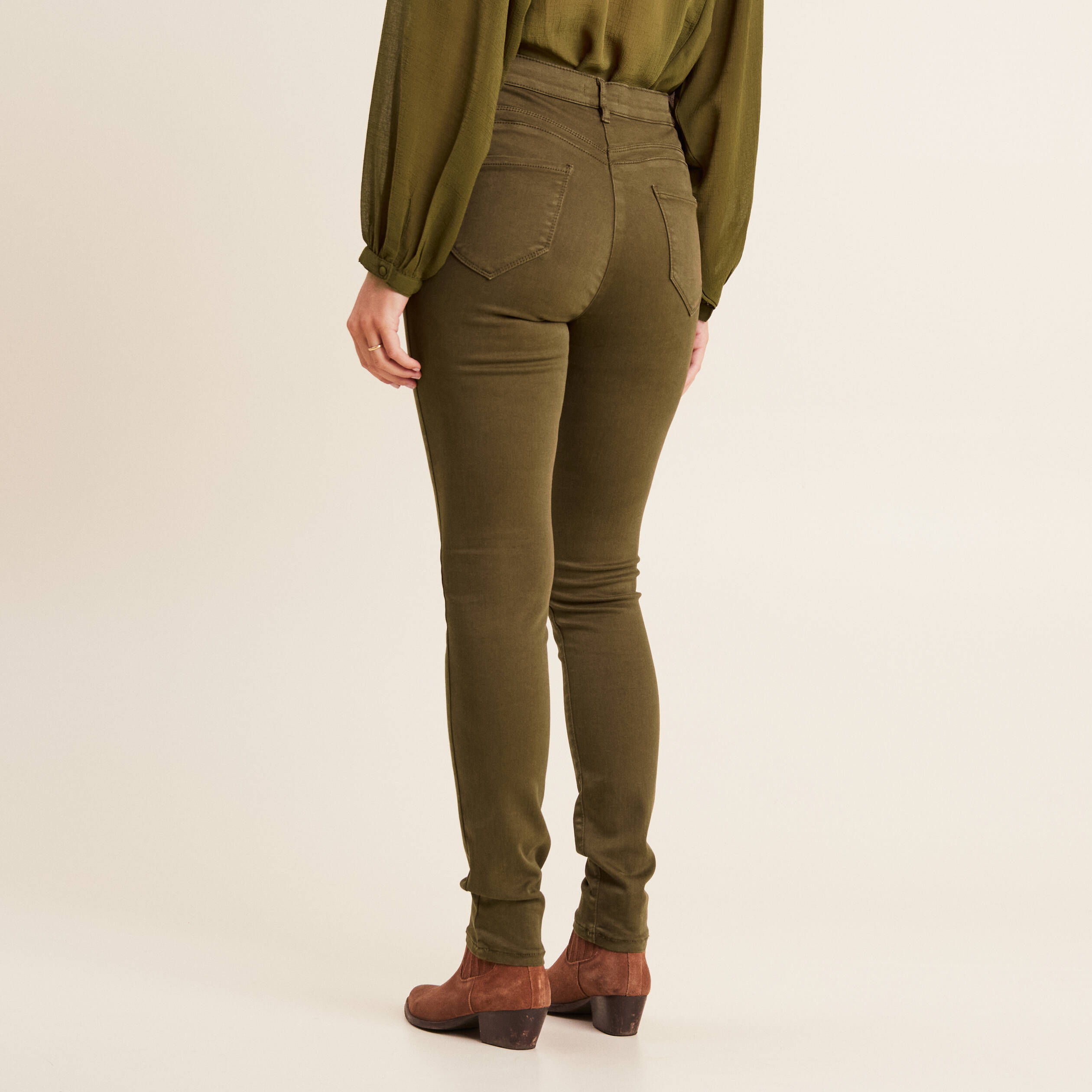 Jean magique L'Unique coupe ajust&eacute;e vert kaki femme
