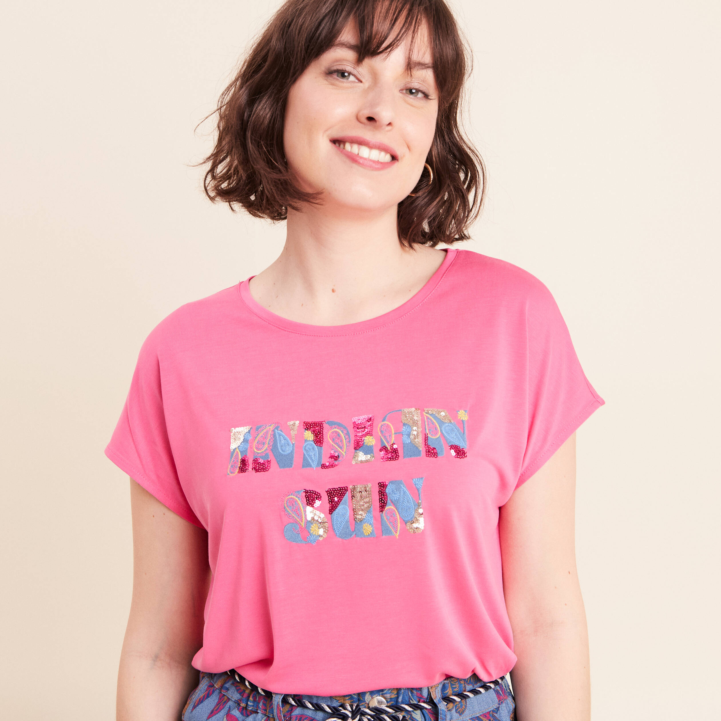 T-shirt col rond manches courtes brod&eacute; rose fushia femme