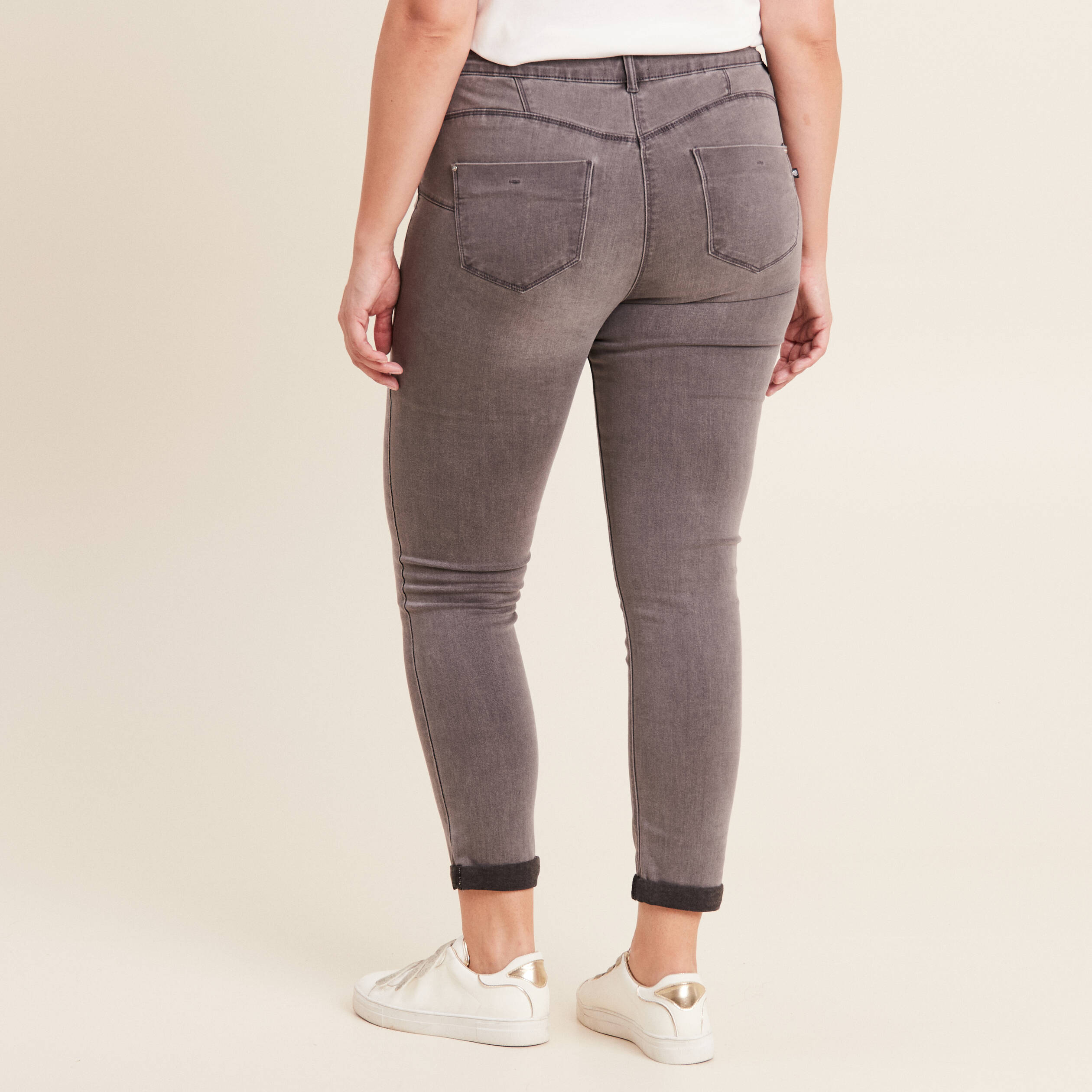 Jean coupe ajust&eacute;e 7/8&egrave;me gris femme