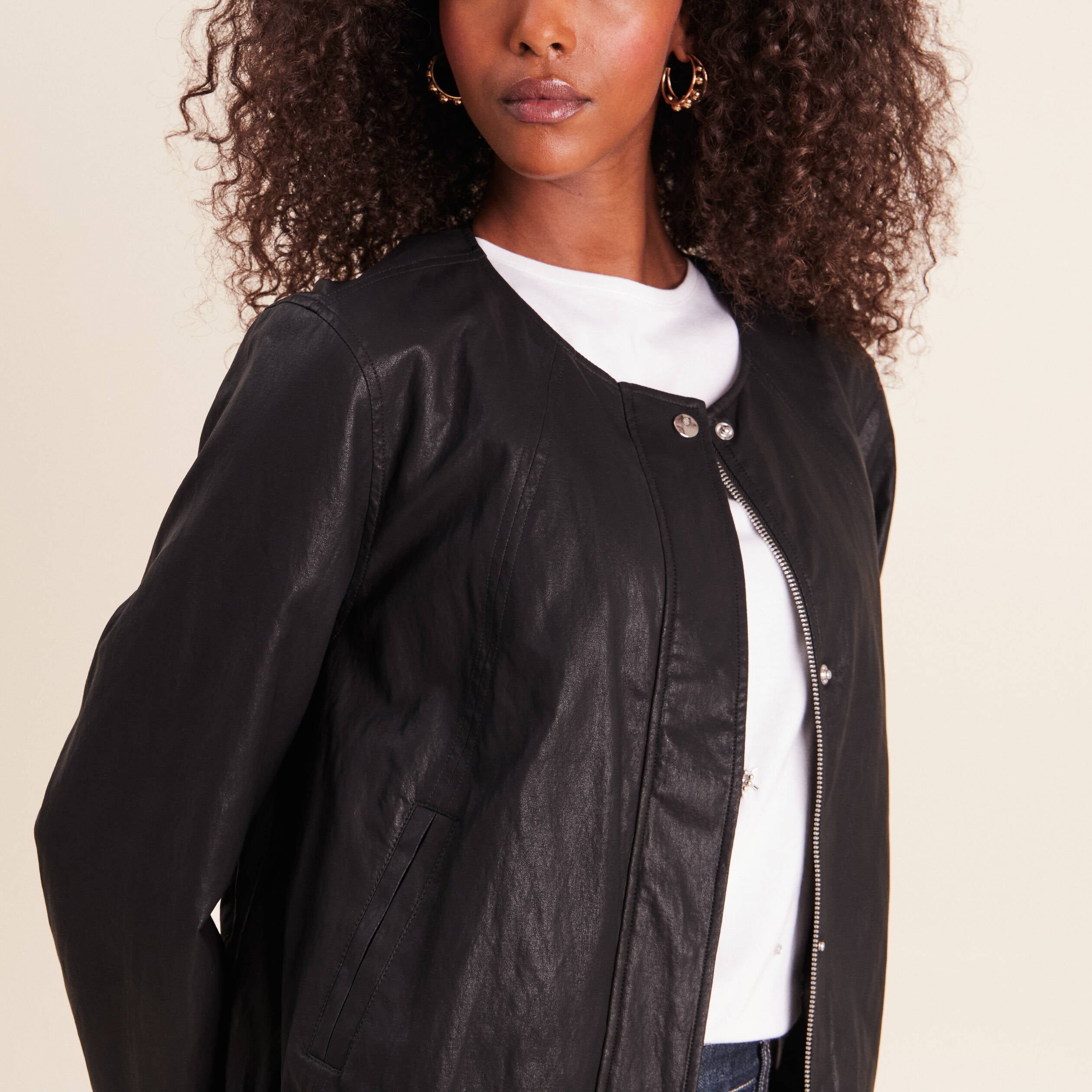 Blouson capuche bas resserr&eacute; similicuir noir femme