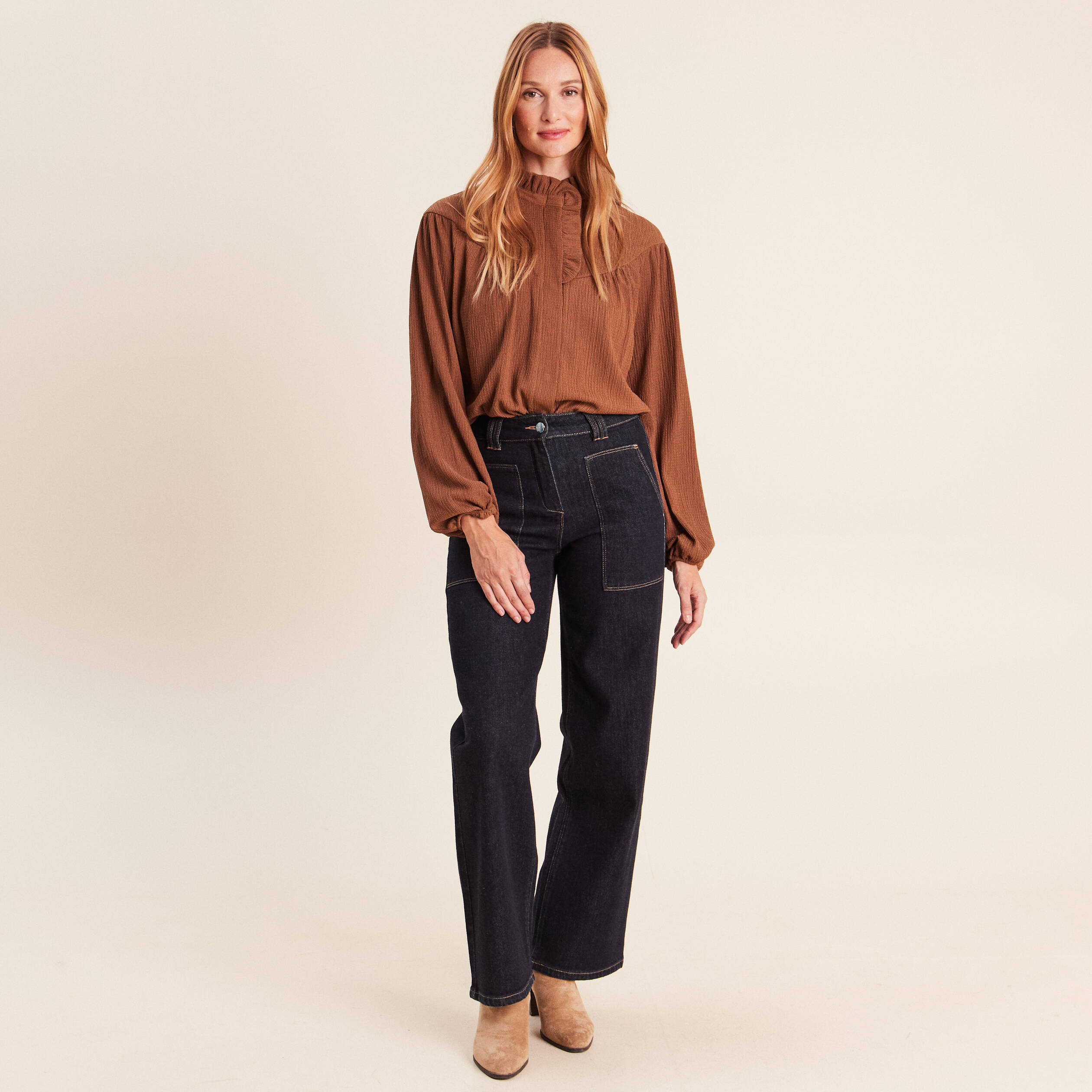 Blouse droite pliss&eacute;e col montant marron fonc&eacute; femme