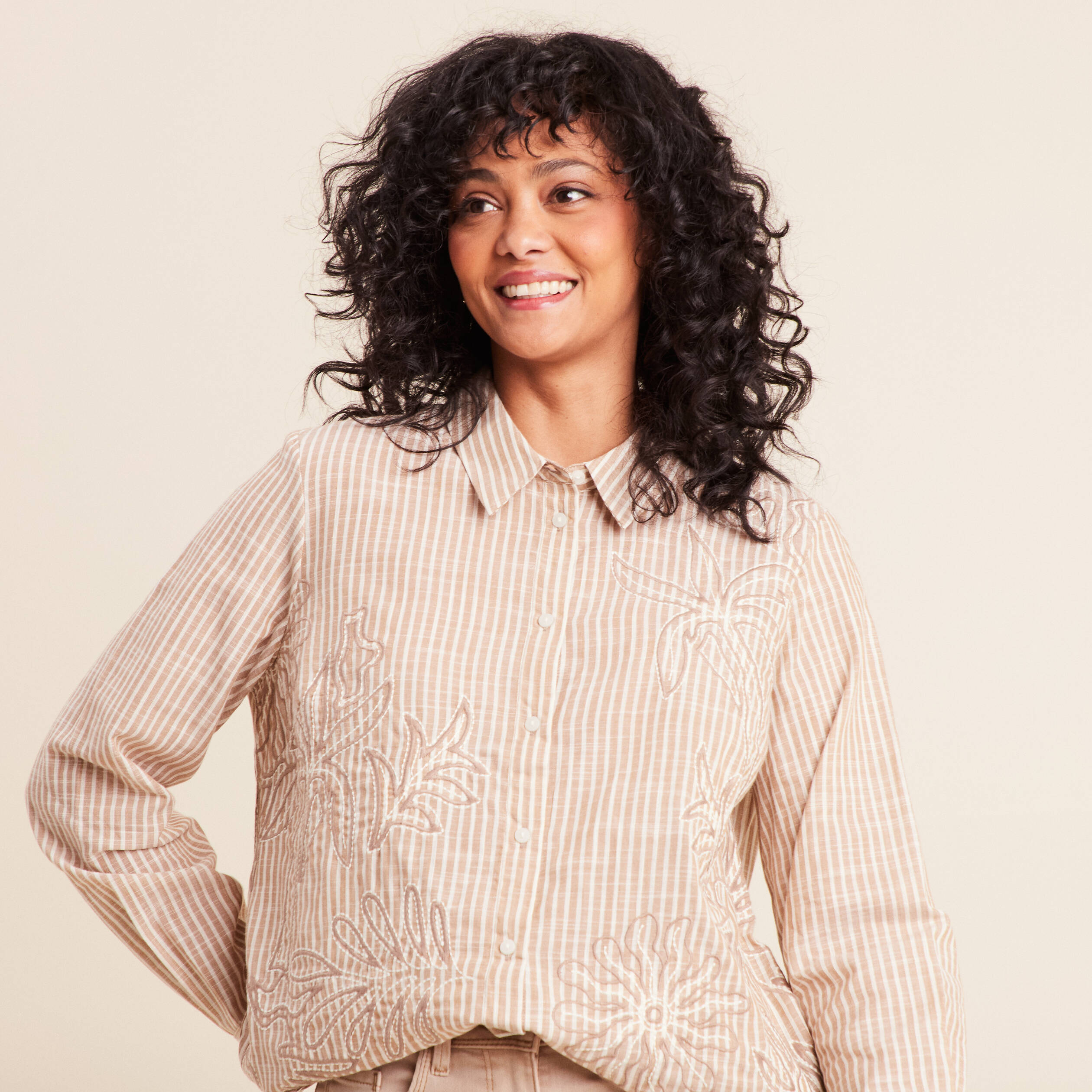 Chemise en coton brod&eacute;e manches longues marron femme