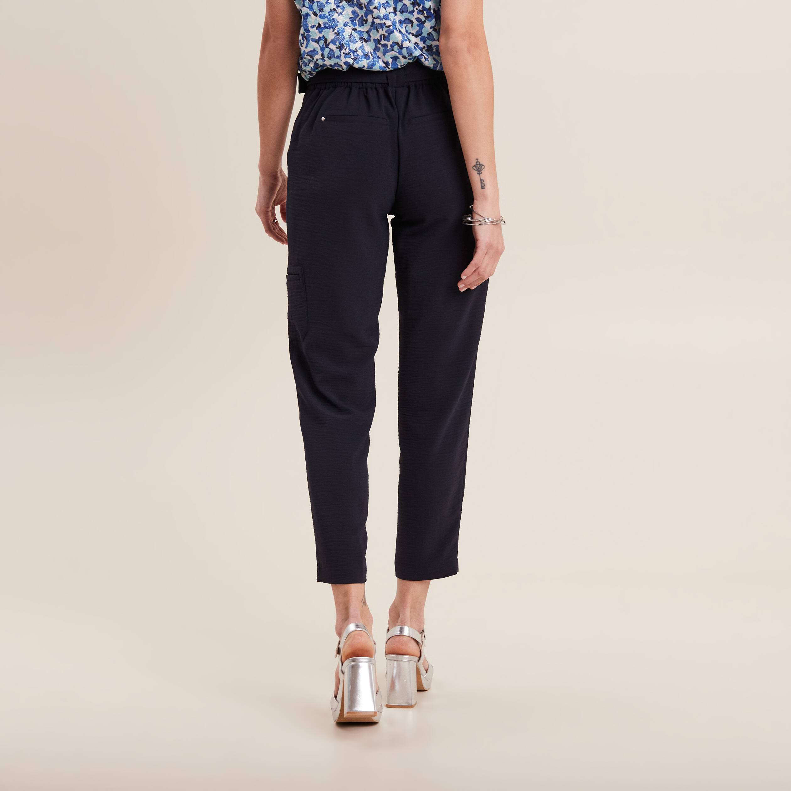 Pantalon flou ceinturé bleu foncé femme