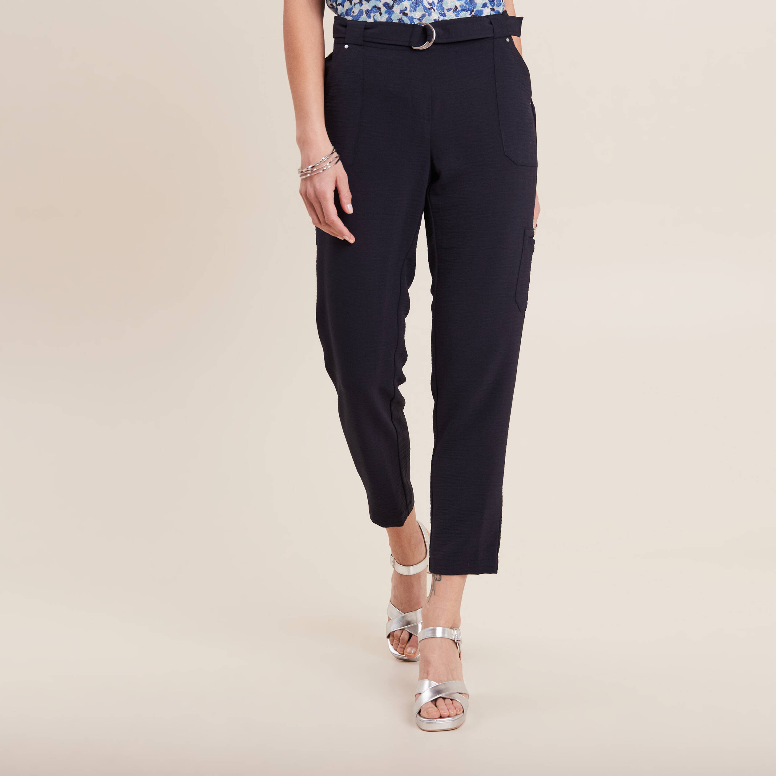 Pantalon flou ceinturé bleu foncé femme