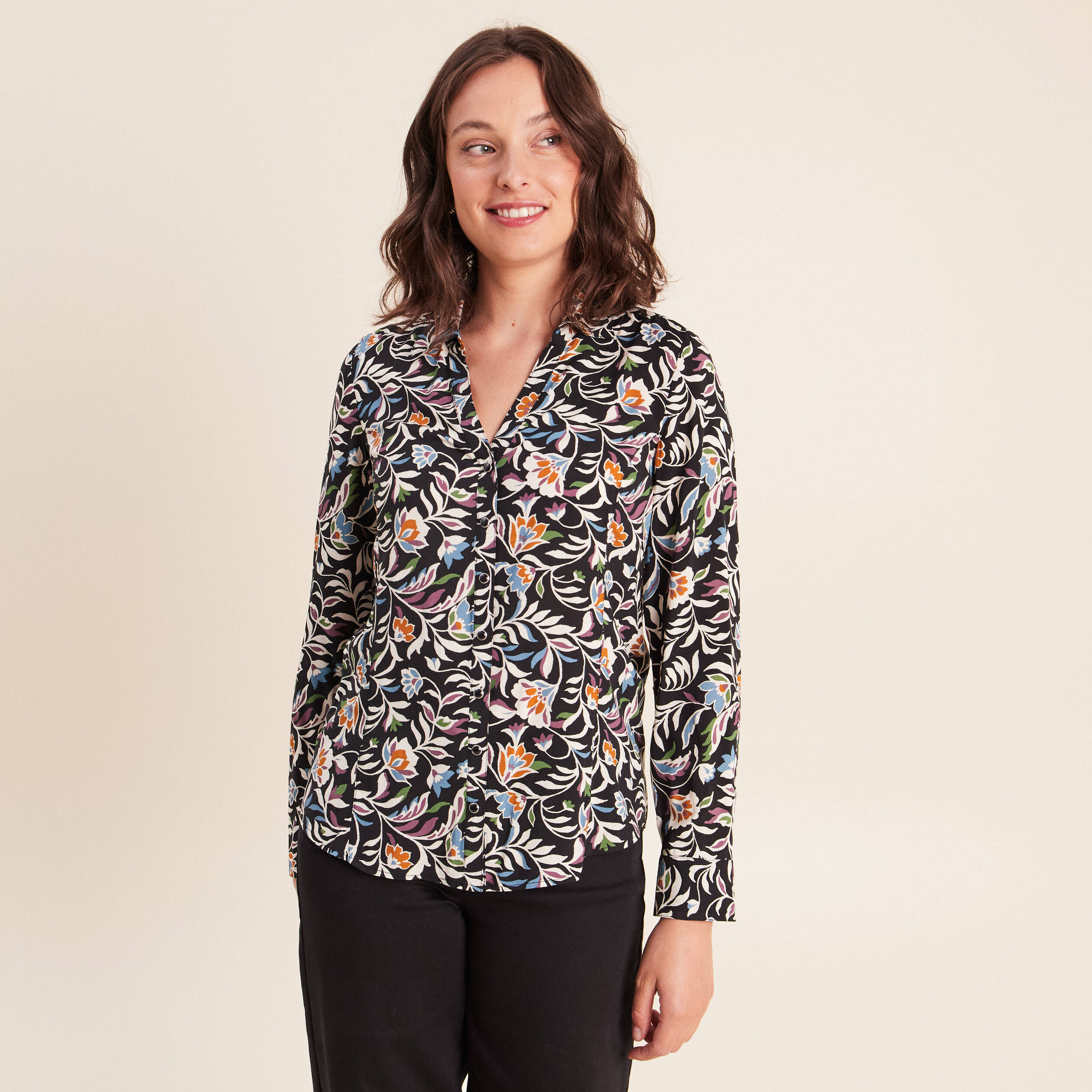 Chemise cintr&eacute;e manches longues fluide noir femme