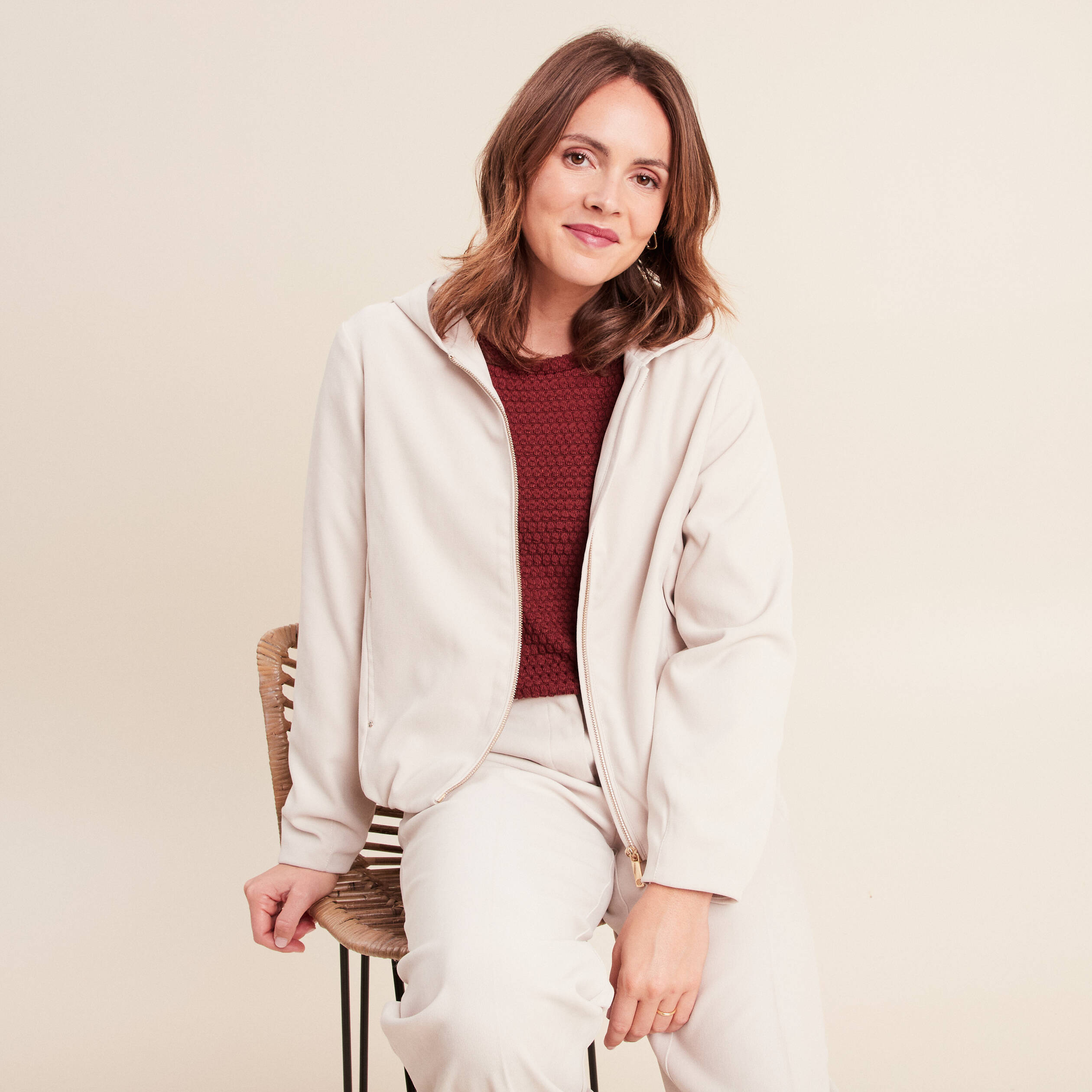 Veste zipp&eacute;e avec capuche sable femme