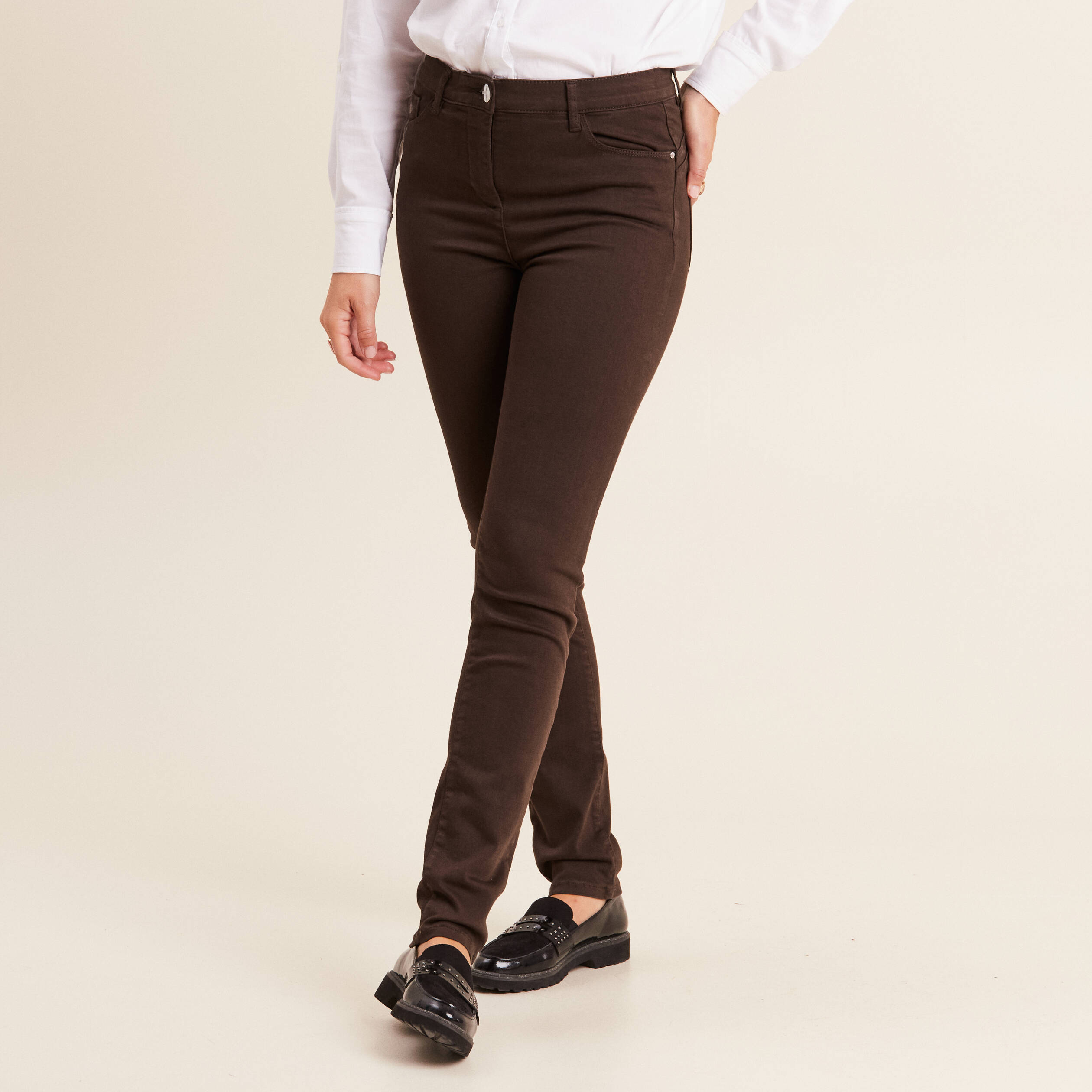 Jean magique L'Unique coupe ajust&eacute;e marron fonc&eacute; femme